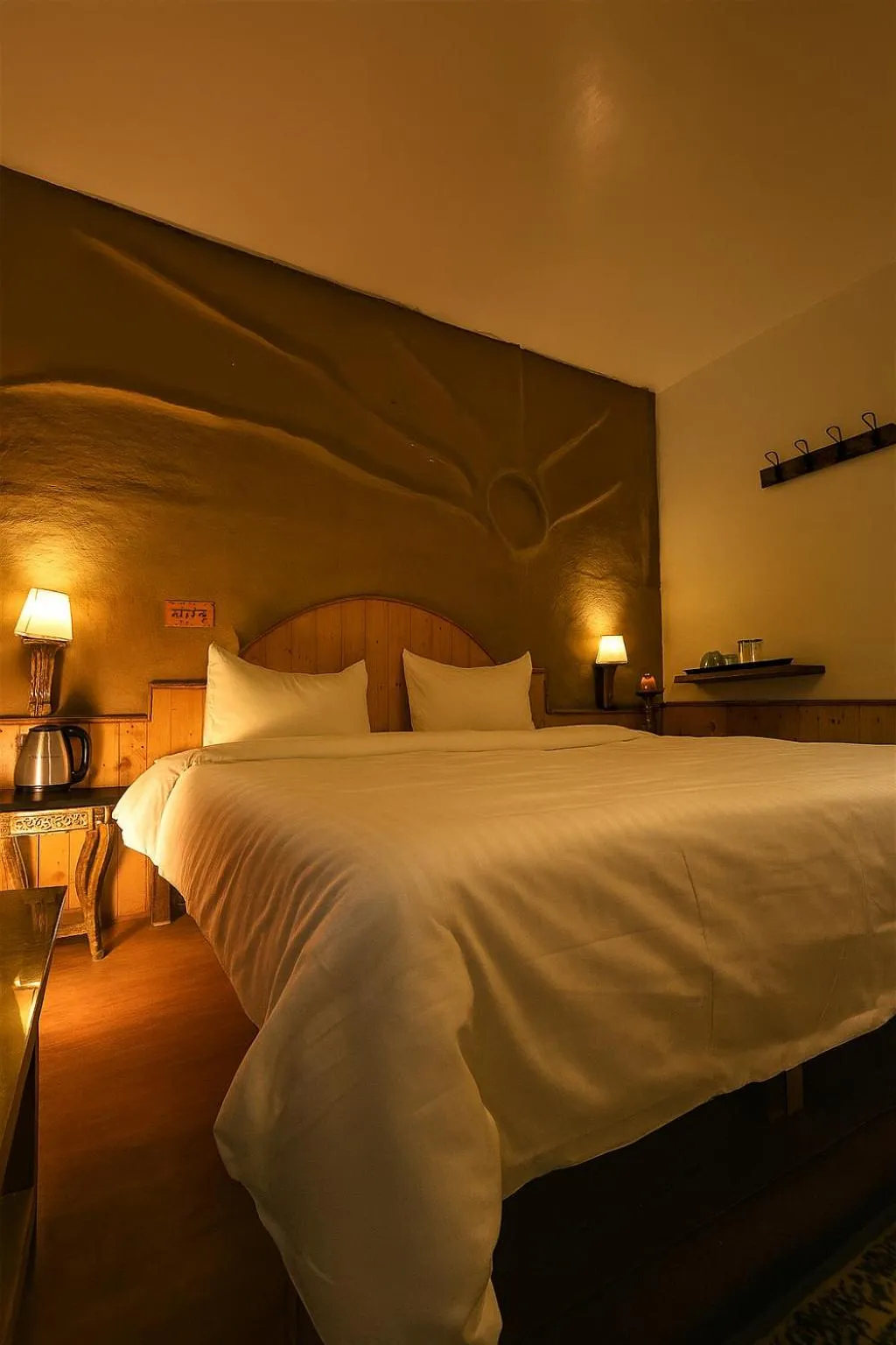 Bed in Beholden Stay And Cafe - A Luxury Boutique Hotel In Manali