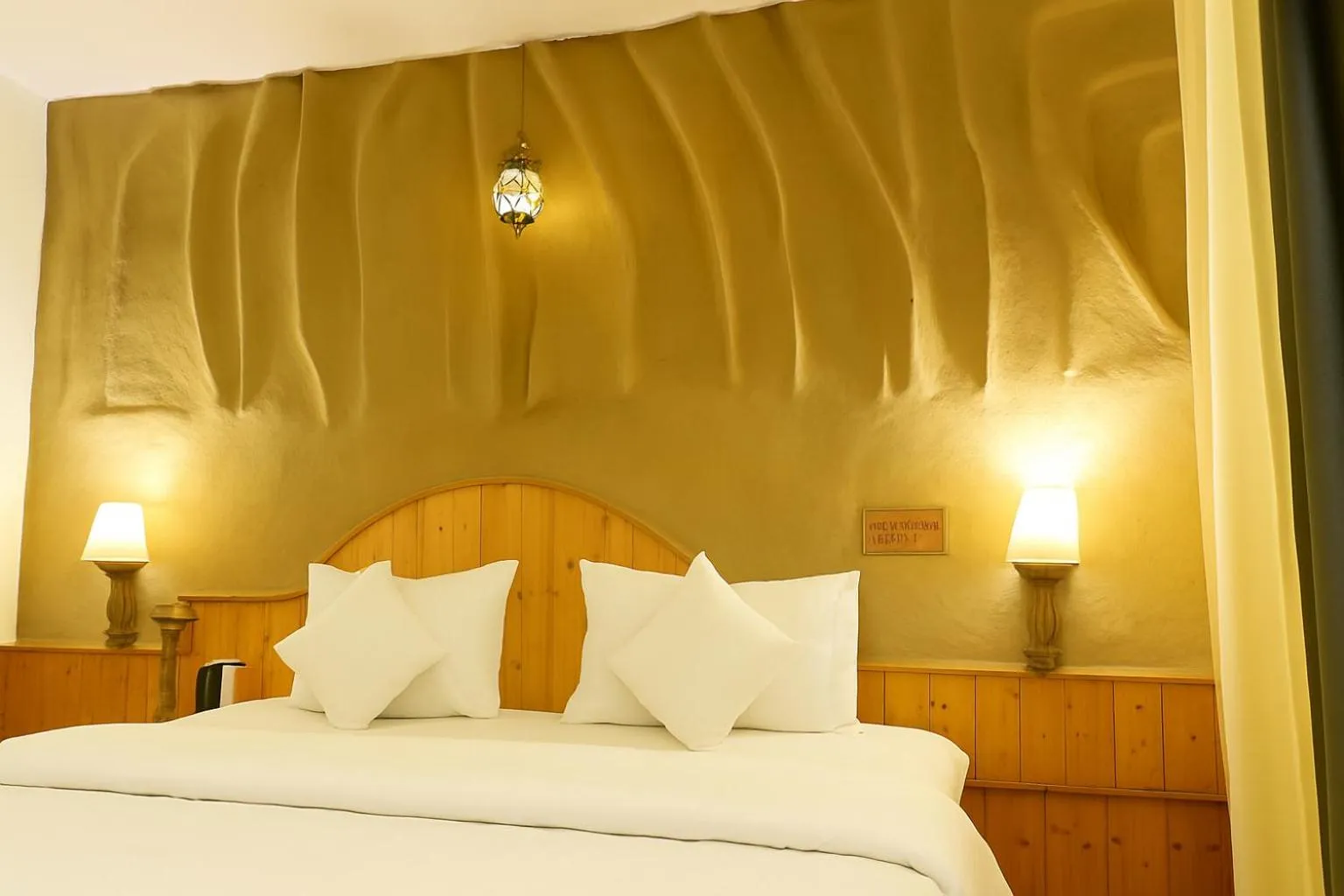 Bed in Beholden Stay And Cafe - A Luxury Boutique Hotel In Manali