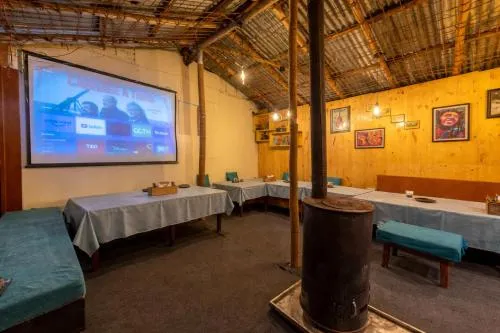 Beholden Stay & Cafe - Mountain View Boutique Stay in Old Manali