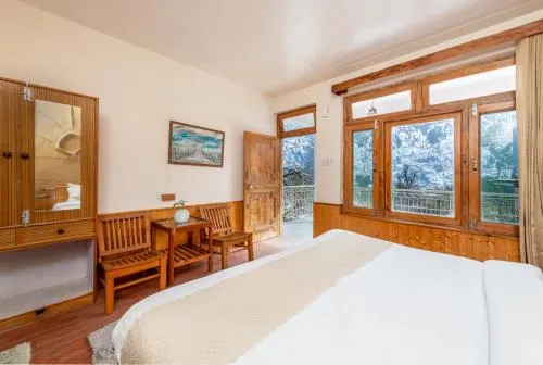 Beholden Stay & Cafe - Mountain View Boutique Stay in Old Manali