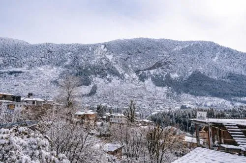 Beholden Stay & Cafe - Mountain View Boutique Stay in Old Manali