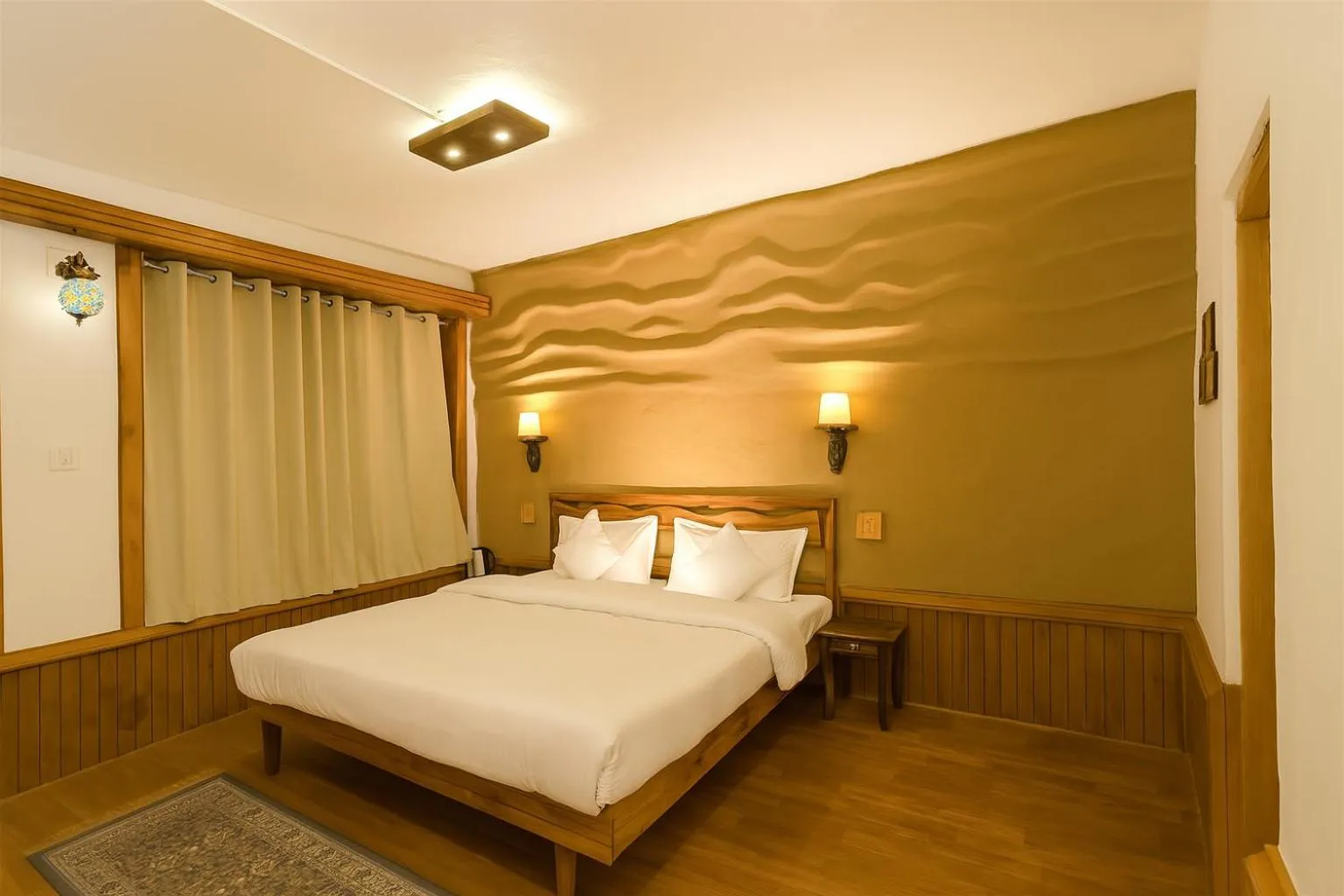 Bed in Beholden Stay And Cafe - A Luxury Boutique Hotel In Manali