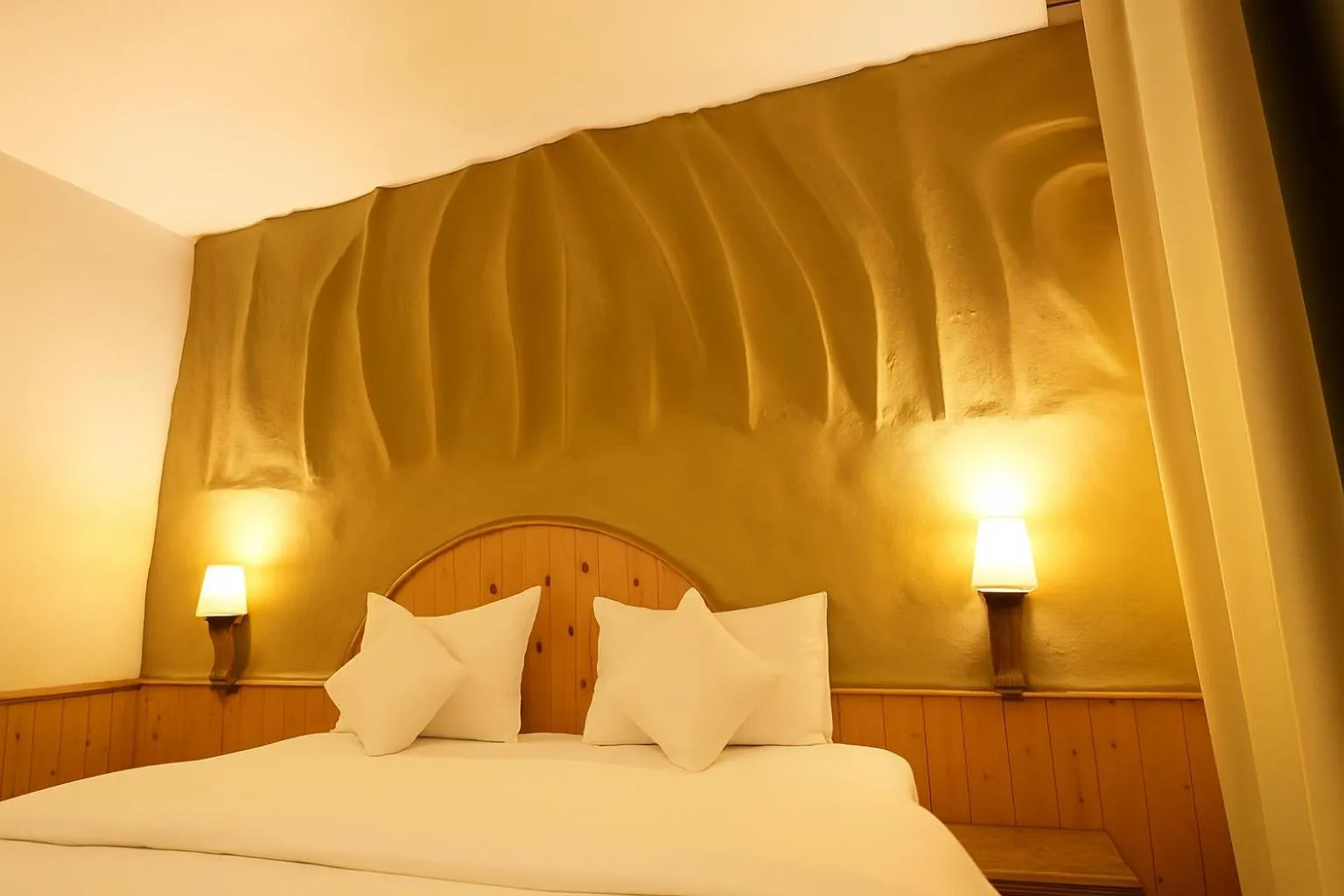 Bed in Beholden Stay And Cafe - A Luxury Boutique Hotel In Manali