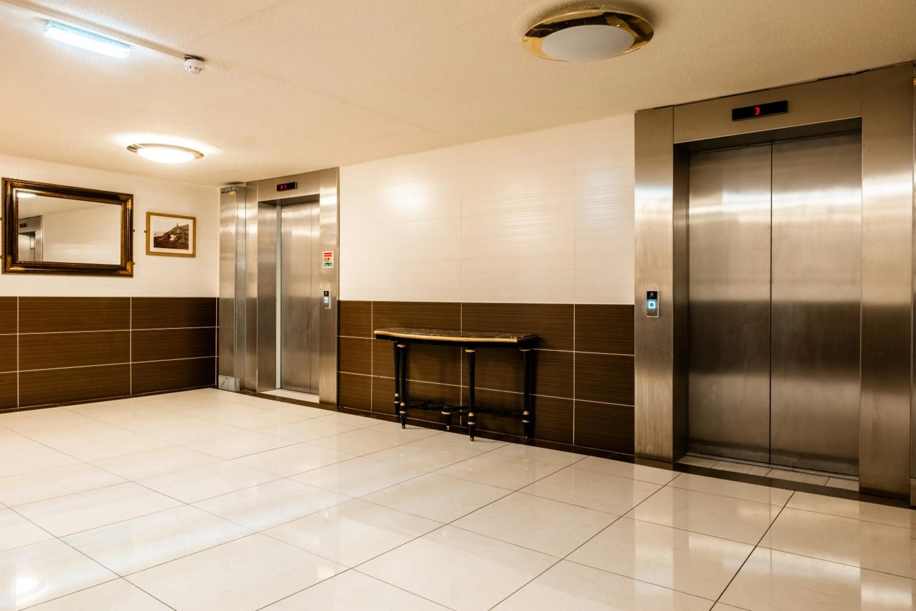 elevator in Muthu Glasgow River Hotel