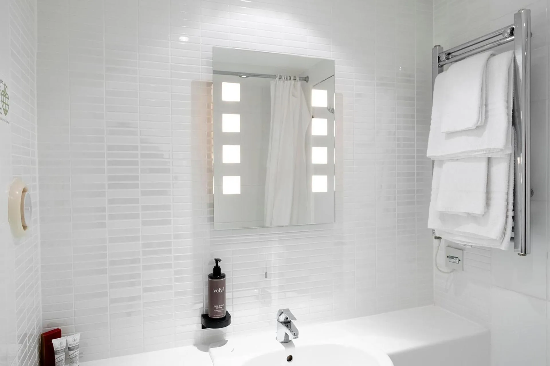 Bathroom in Muthu Glasgow River Hotel