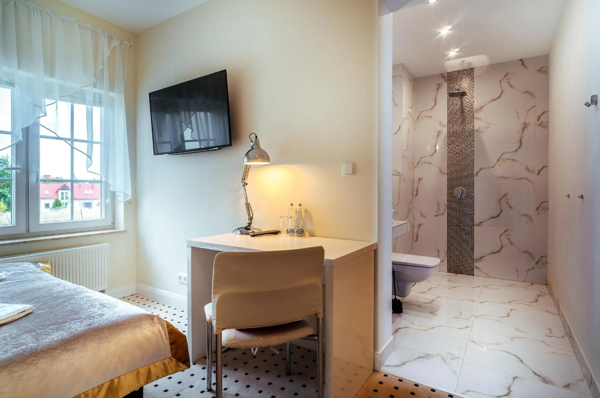Shower, Bed in Apartamenty M&M