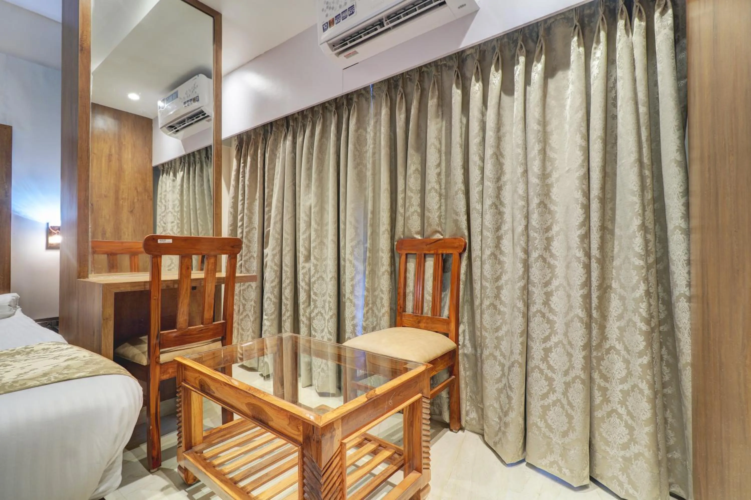 Bedroom in Hotel Flysky Rooms & Banquets