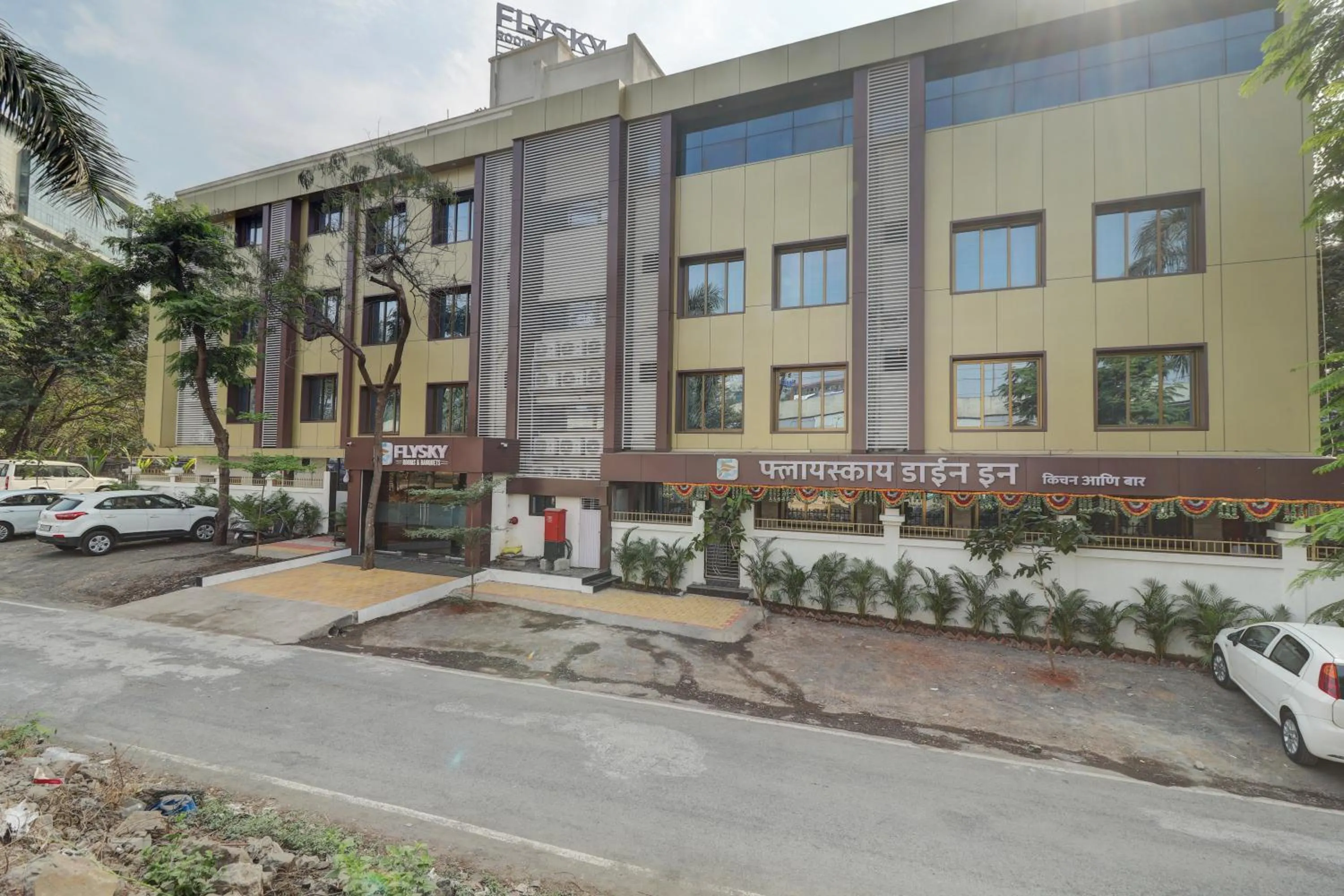 Street view in Hotel Flysky Rooms & Banquets