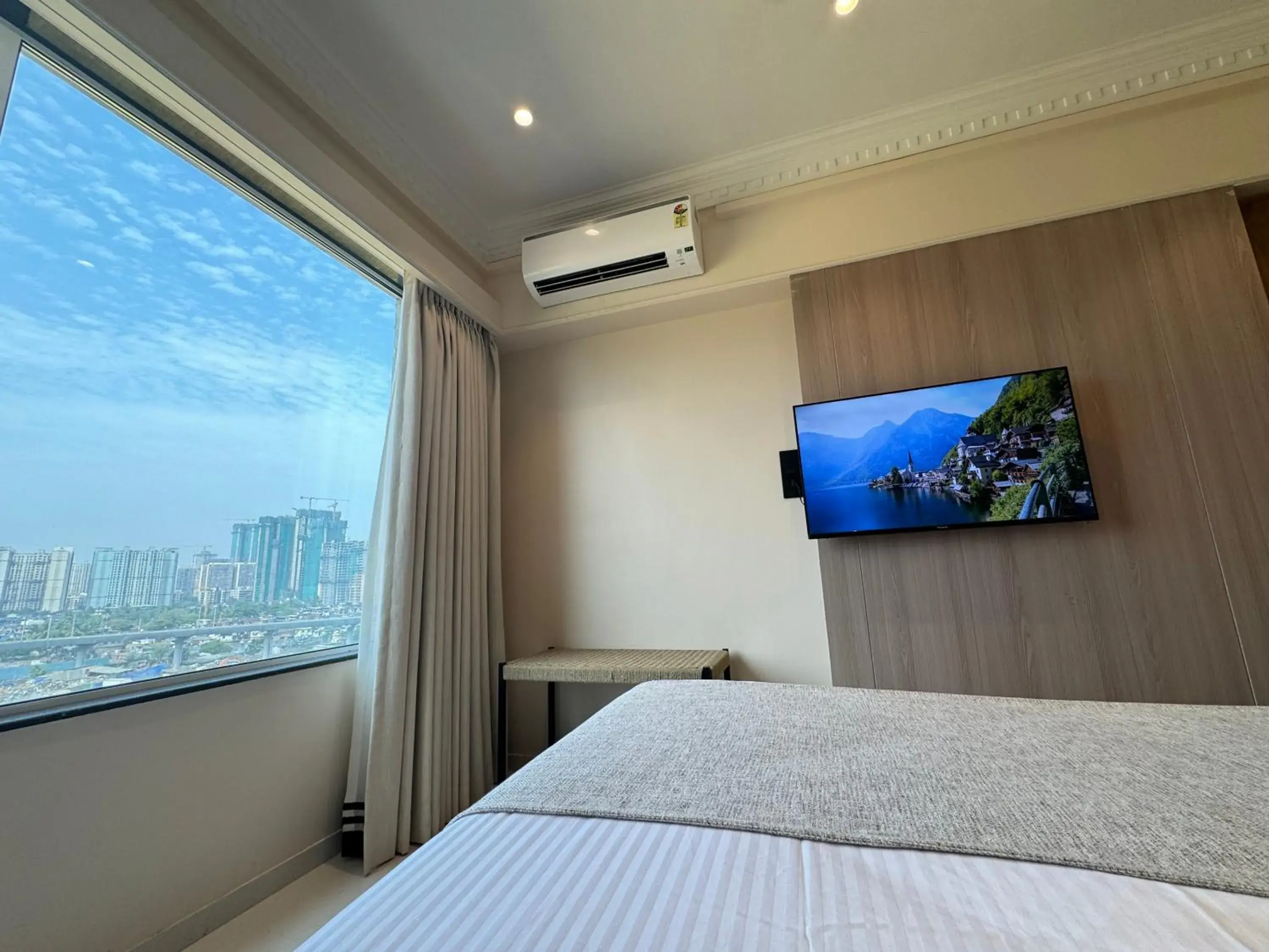 City view, Bed in Hotel Mumbai House, Valnai Malad City view, Bed in Hotel Mumbai House, Valnai Malad