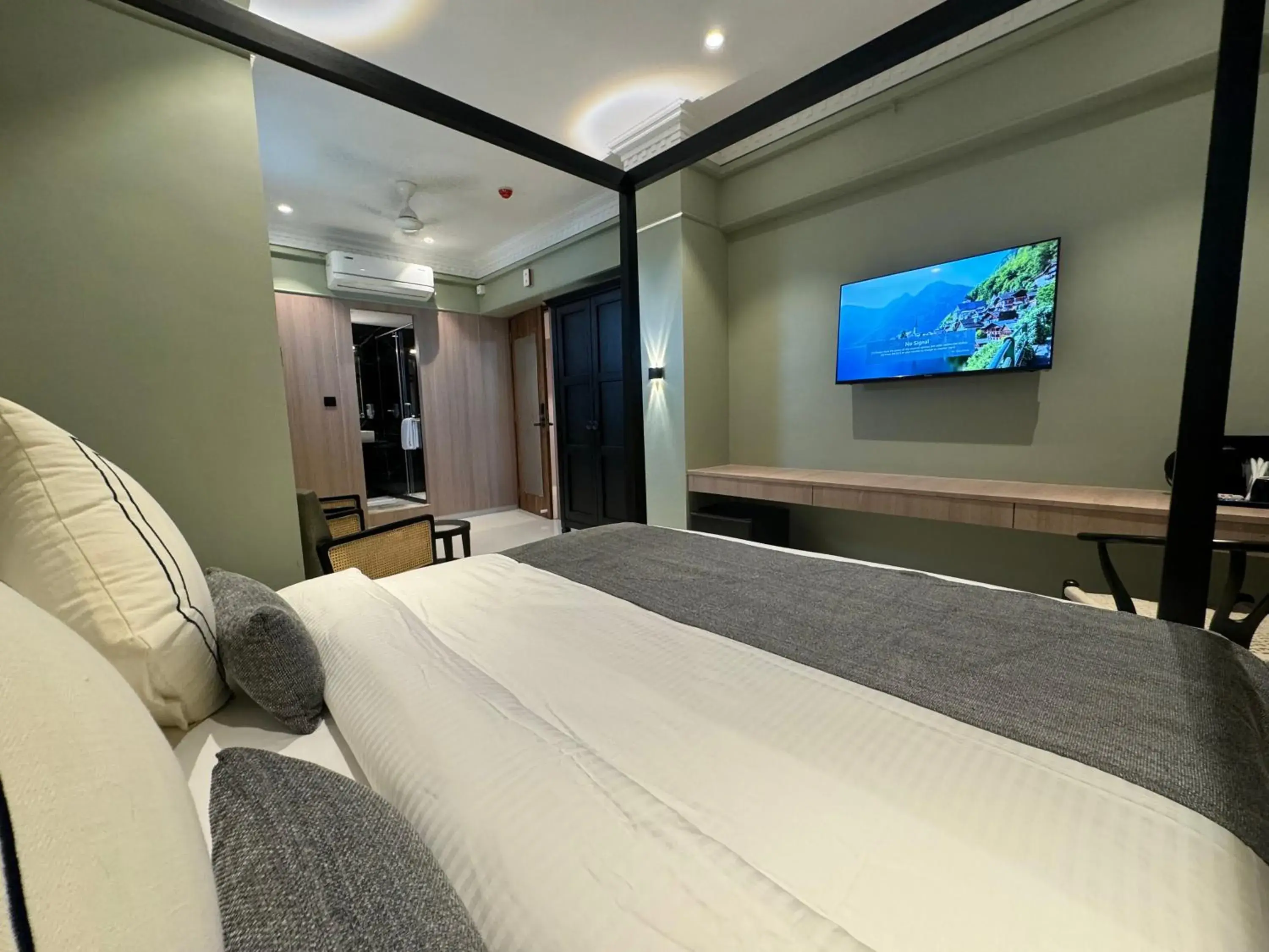 Photo of the whole room, Bed in Hotel Mumbai House, Valnai Malad Photo of the whole room, Bed in Hotel Mumbai House, Valnai Malad