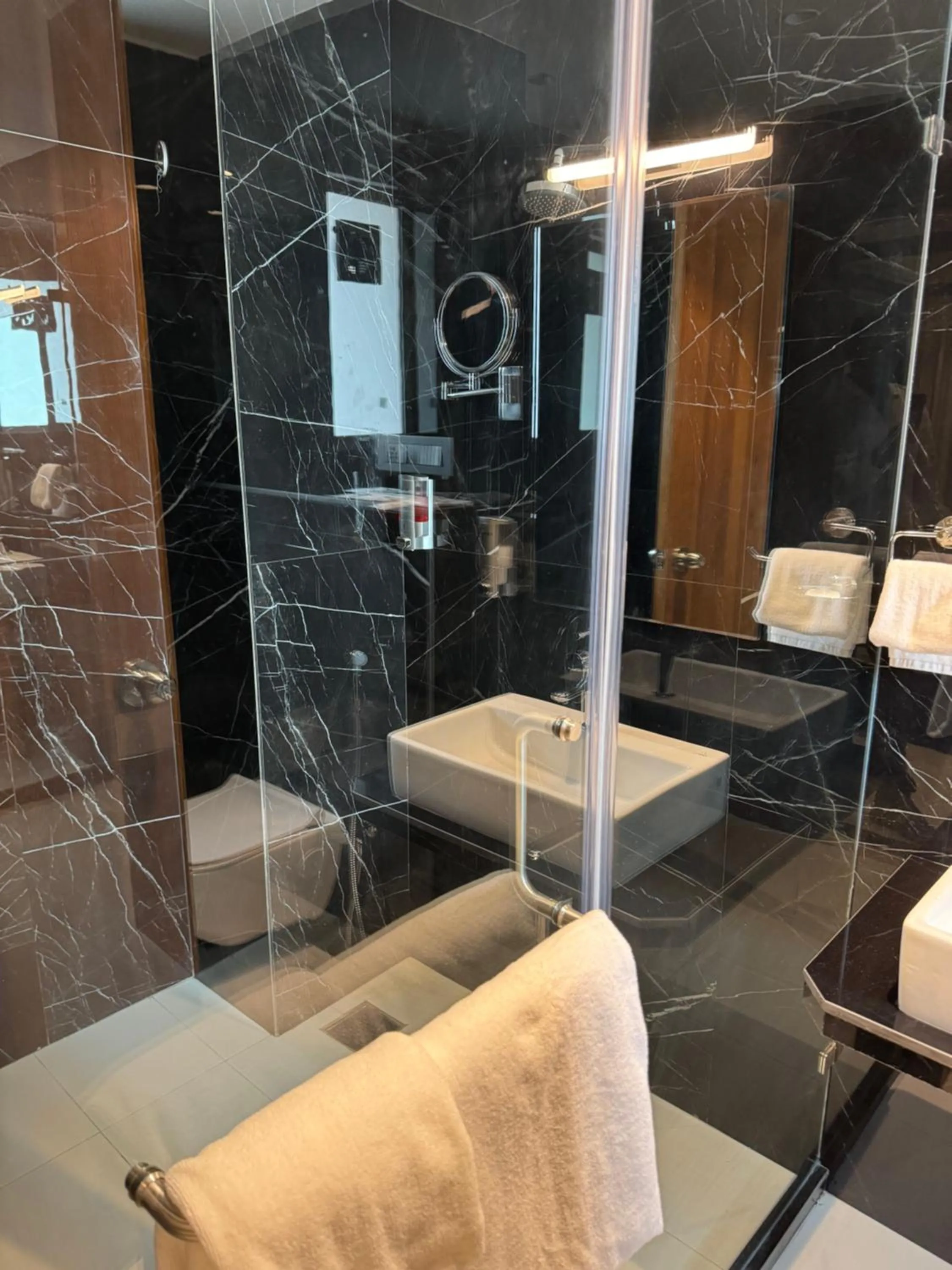 Bathroom in Hotel Mumbai House, Valnai Malad