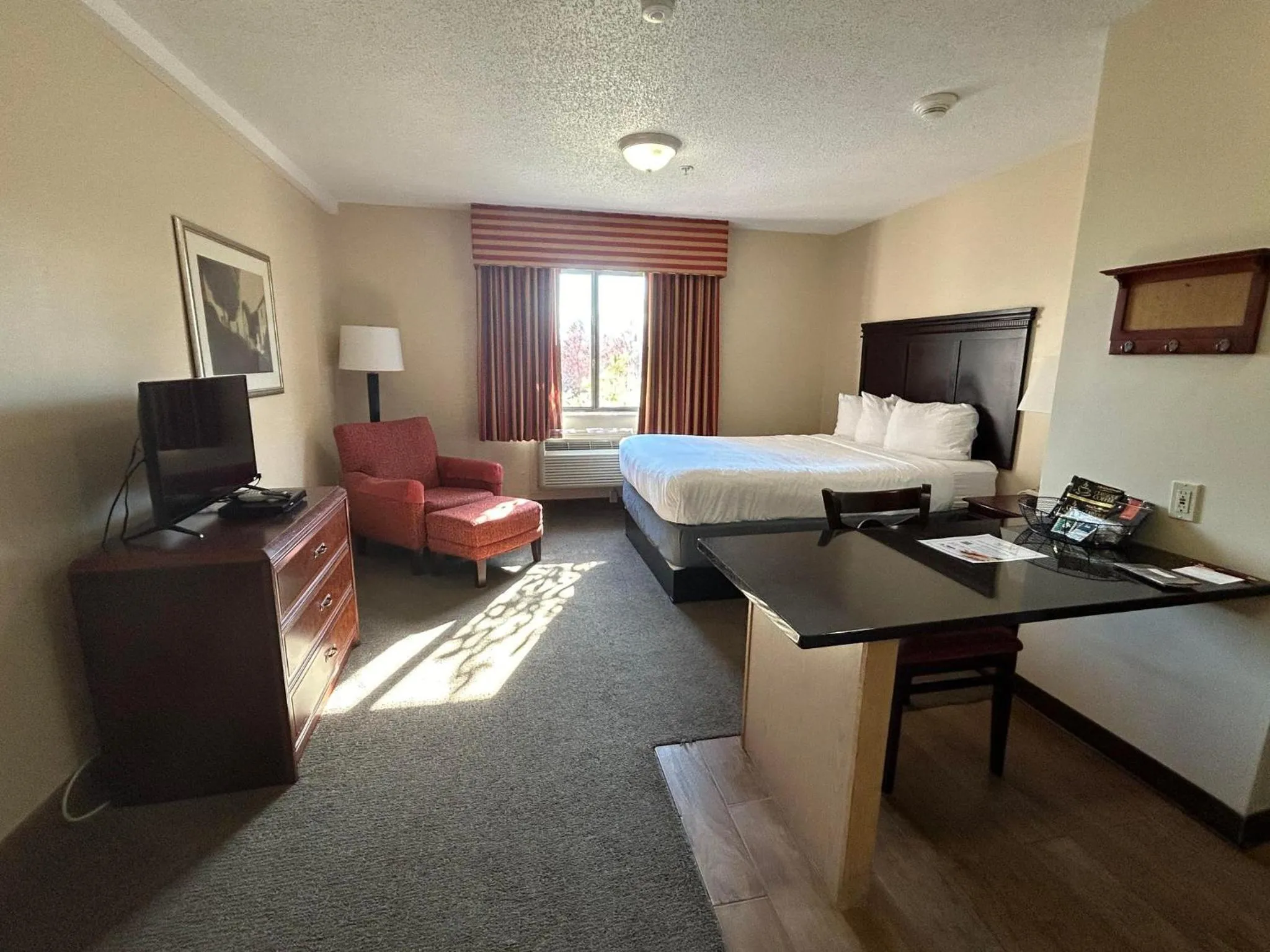 Bed in Ashley Quarters Hotel Airport-Cincinnati