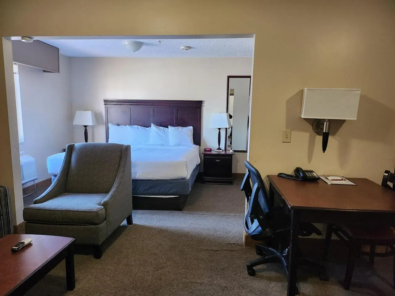 Bed in Ashley Quarters Hotel Airport-Cincinnati