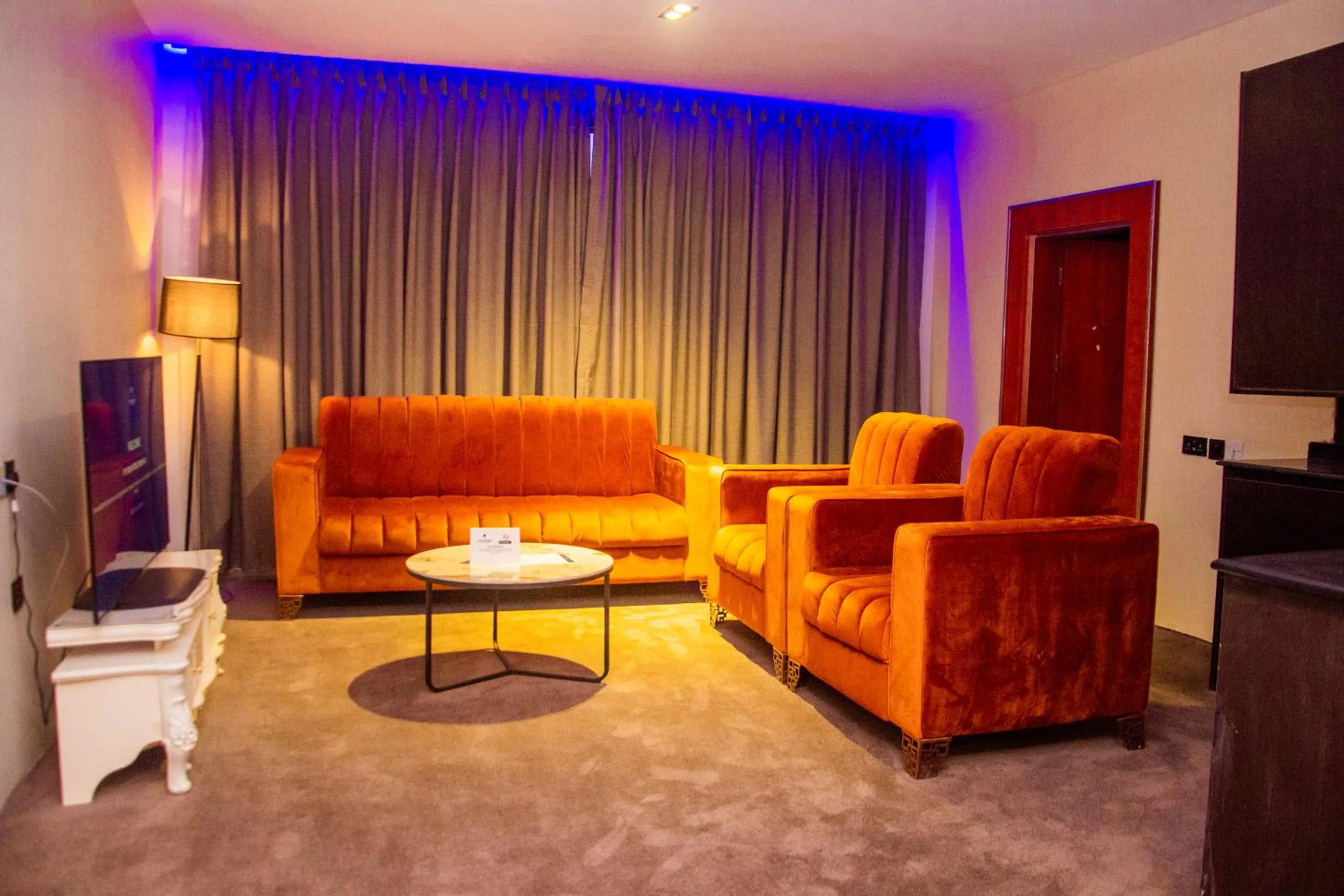 TV and multimedia in Boulevard Owerri Hotel