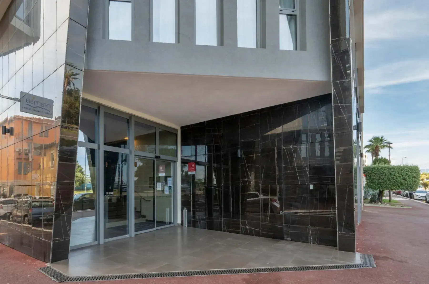 Property building in Nemea Appart Hotel Nice Arenas Aéroport Property building in Nemea Appart Hotel Nice Arenas Aéroport