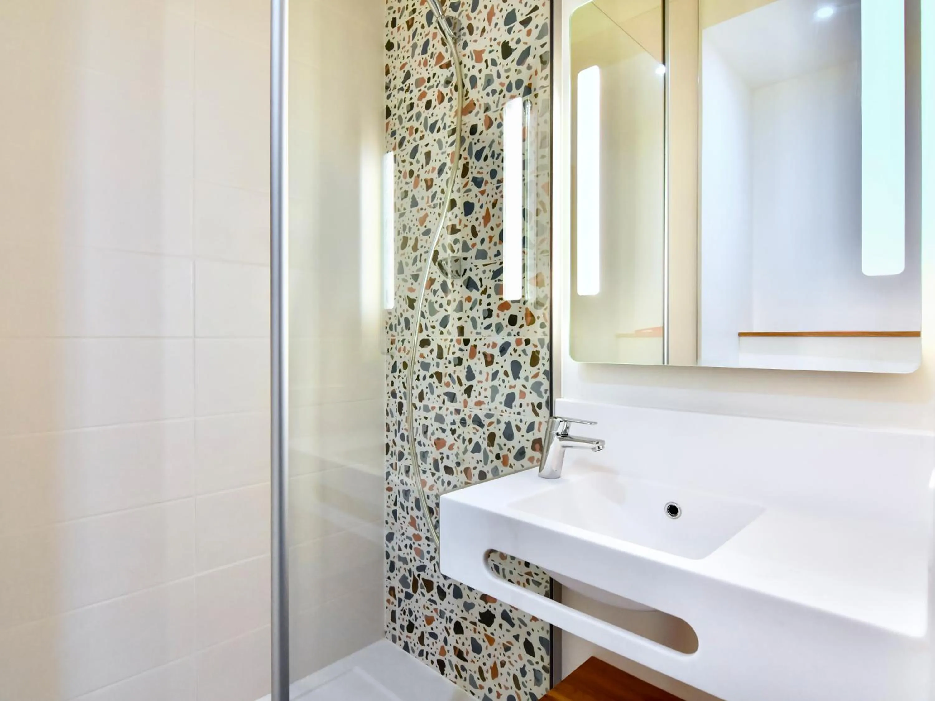 Bathroom in Greet Hotel Brest Aéroport