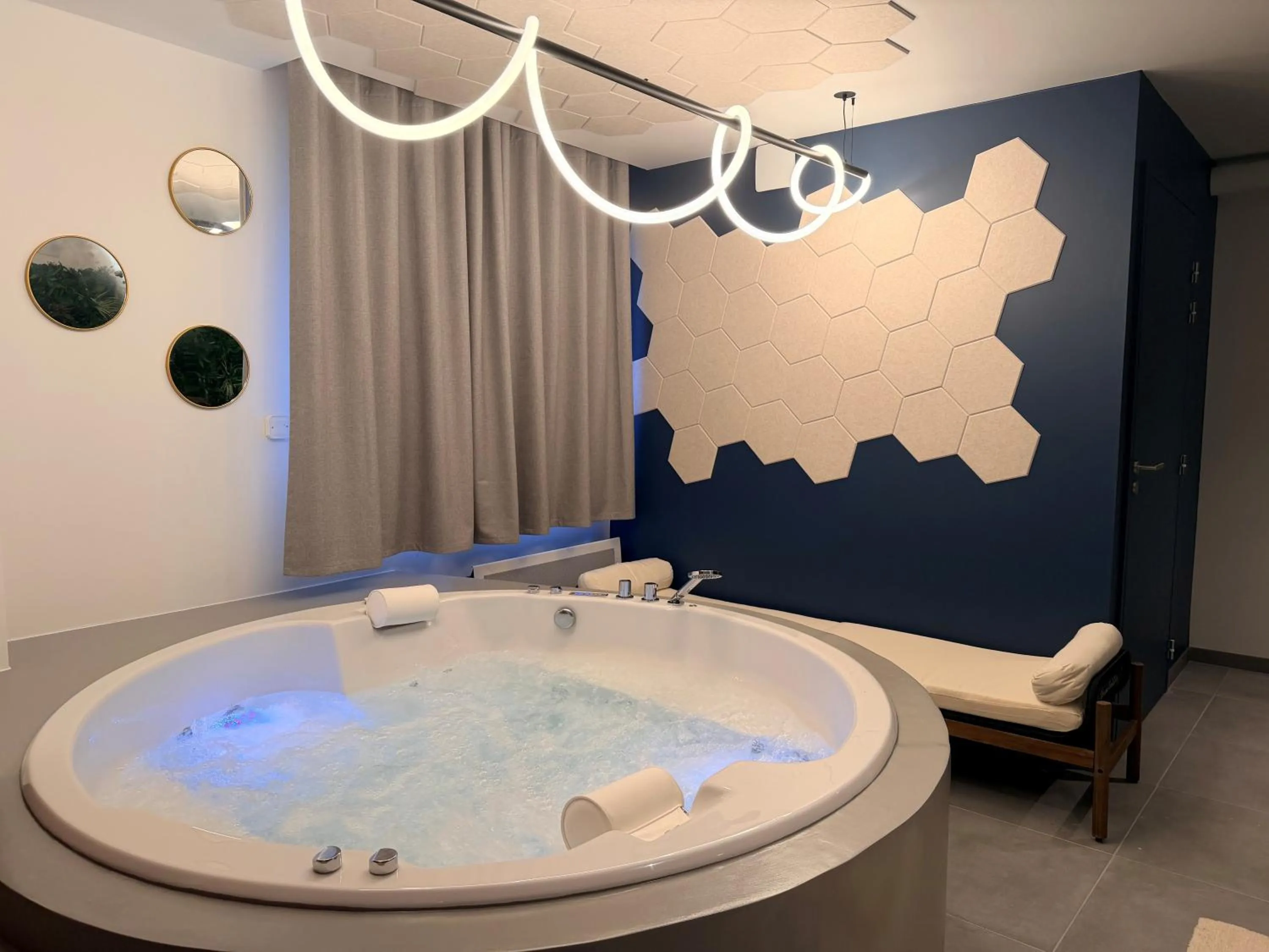 Hot Tub in Greet Hotel Brest Aéroport