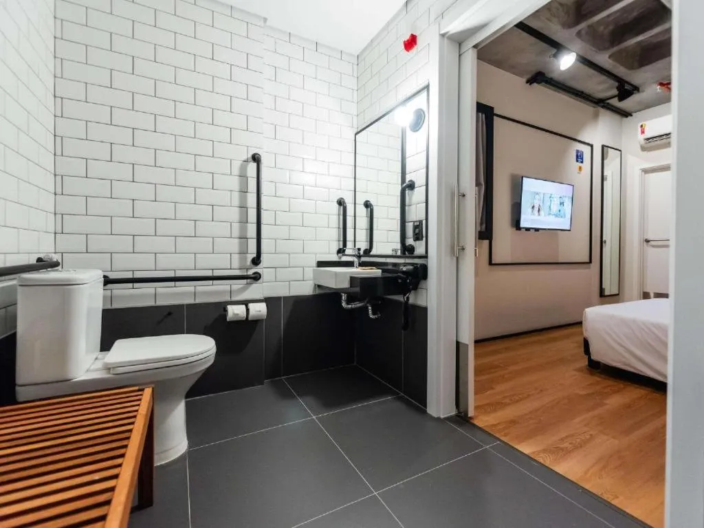 Toilet, Bed in ibis Tubarão