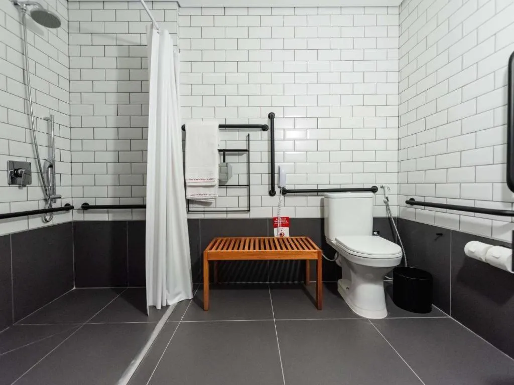 Toilet in ibis Tubarão