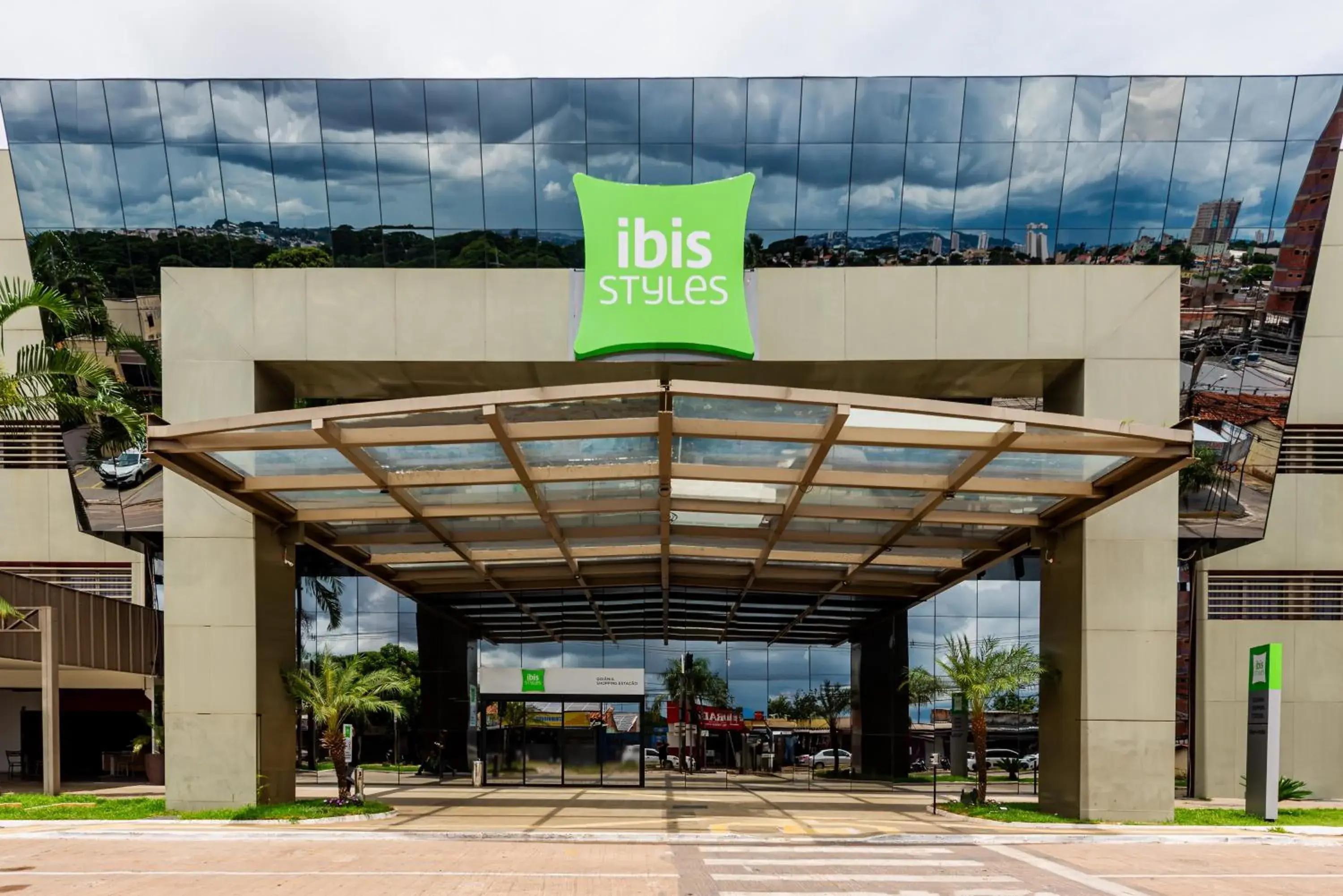 Facade/entrance in ibis Styles Goiânia Shopping Estação Facade/entrance in ibis Styles Goiânia Shopping Estação