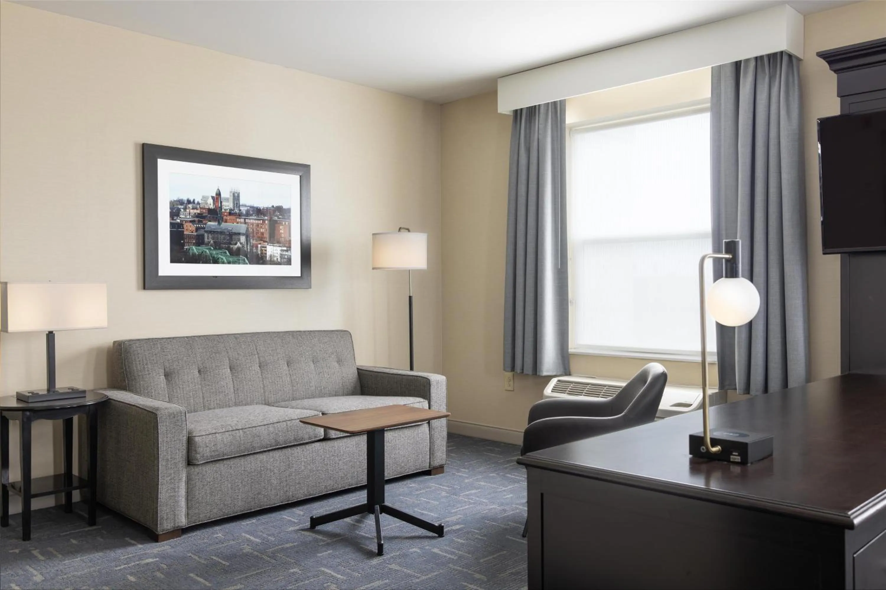 Living room in Hampton Inn Lewiston-Auburn