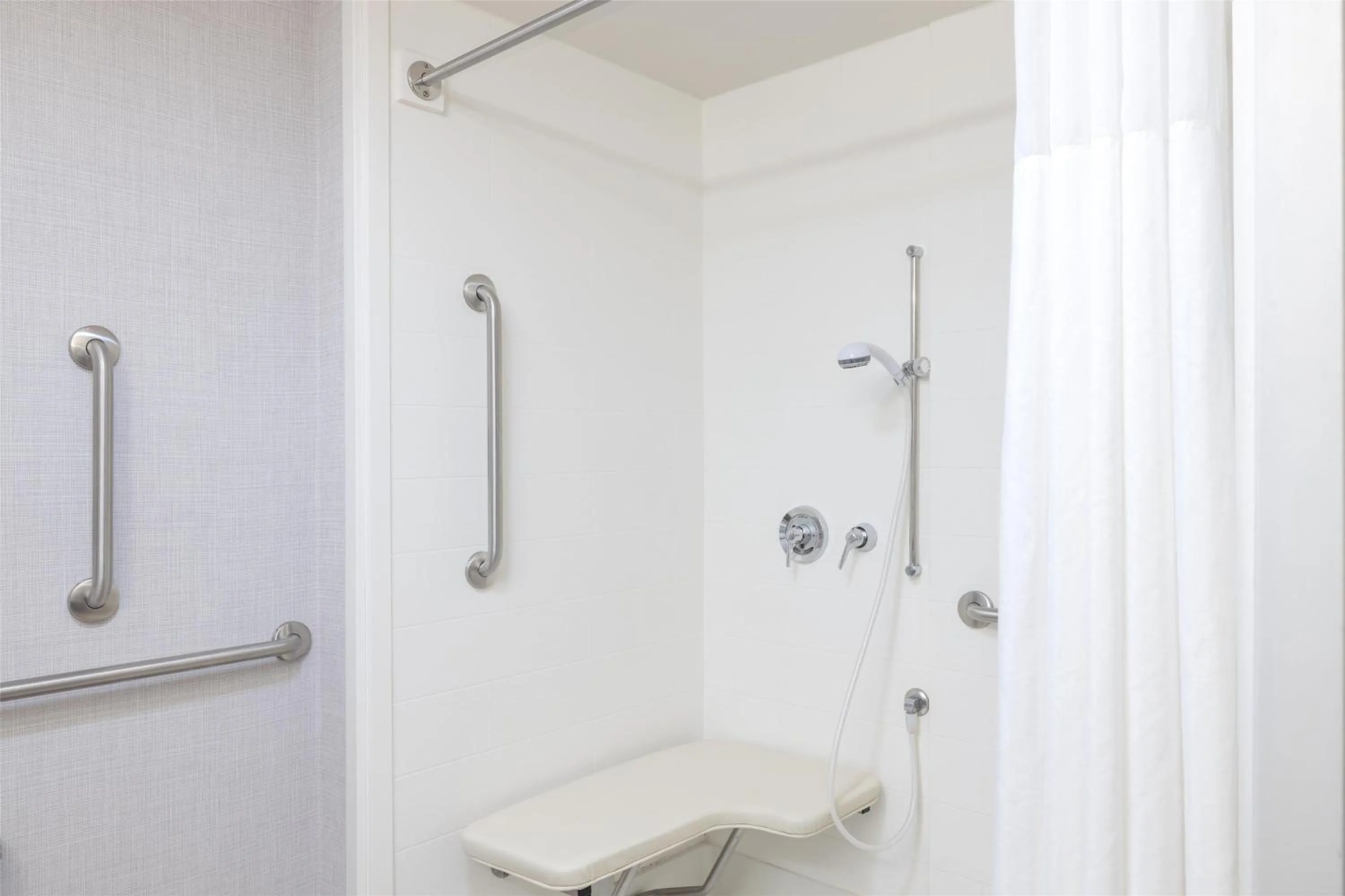 Bathroom in Hampton Inn Lewiston-Auburn