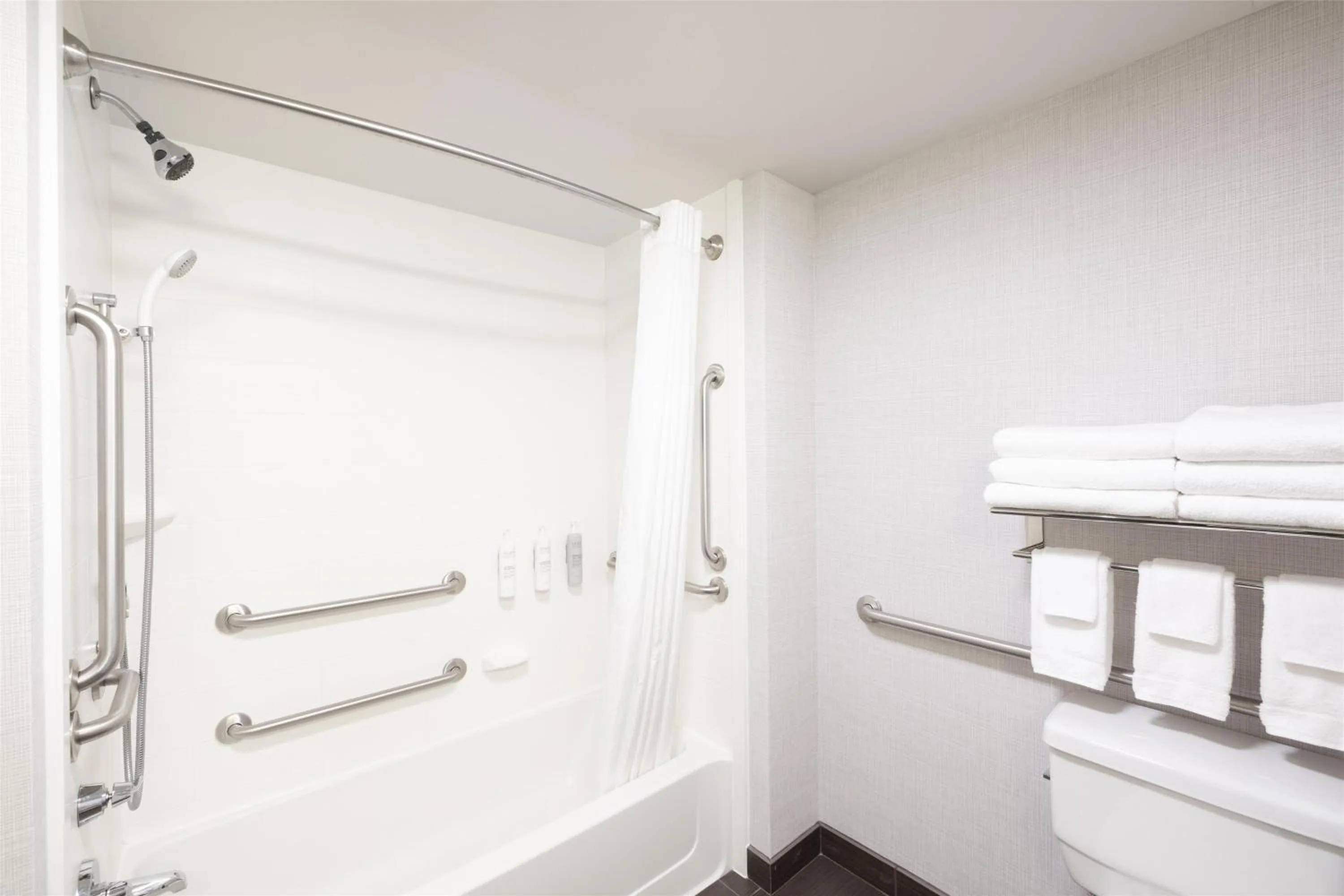 Bathroom in Hampton Inn Lewiston-Auburn