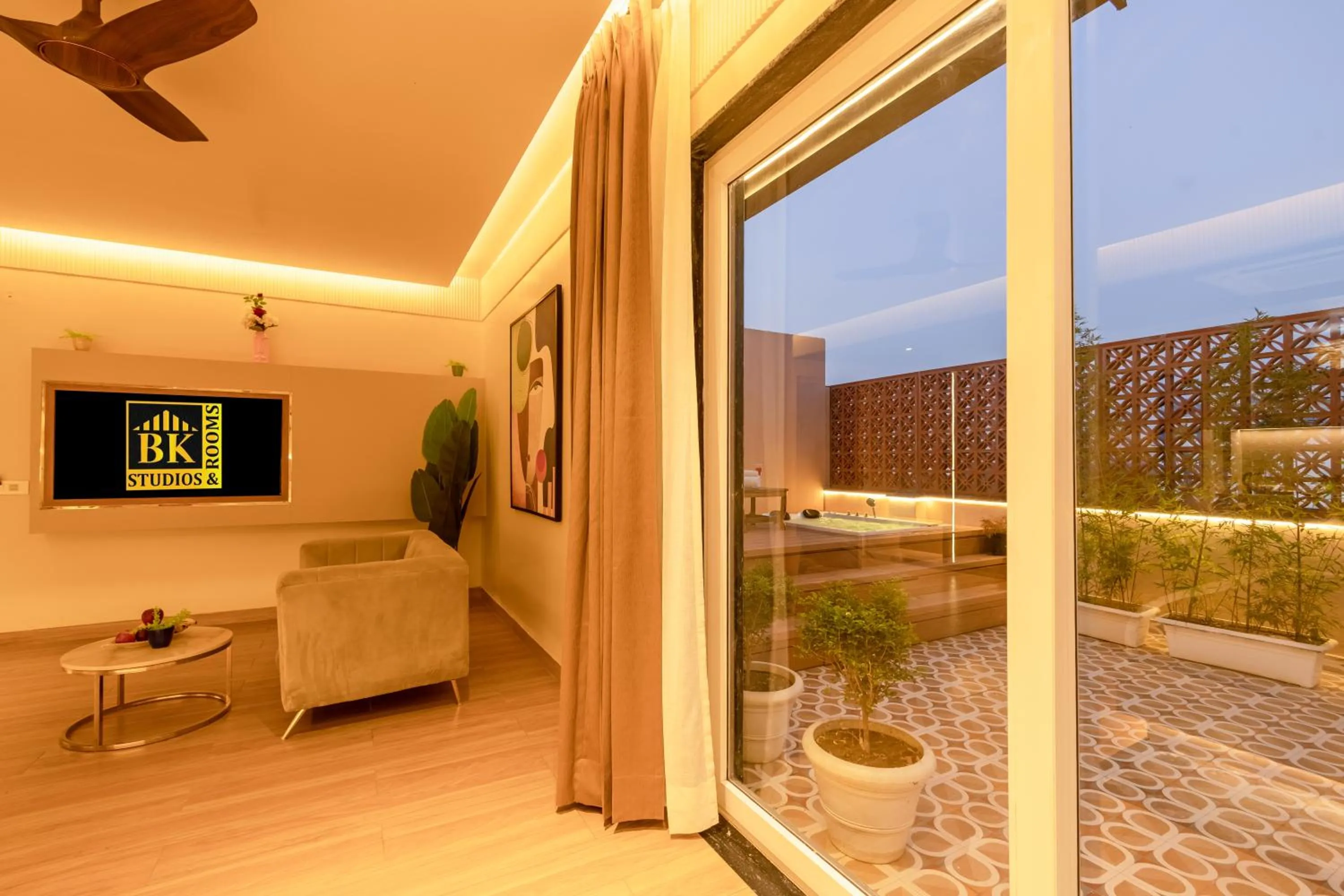 BK Studio And Rooms Near Huda City Centre