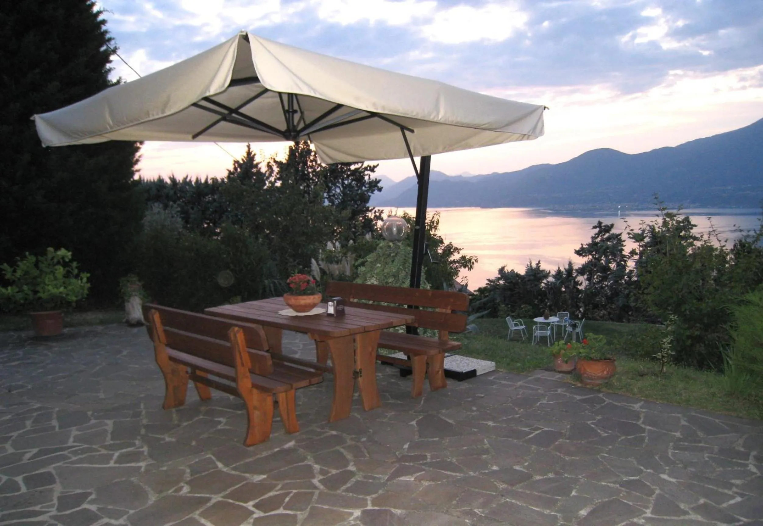 Garden view in Bed and Breakfast Due Leoni