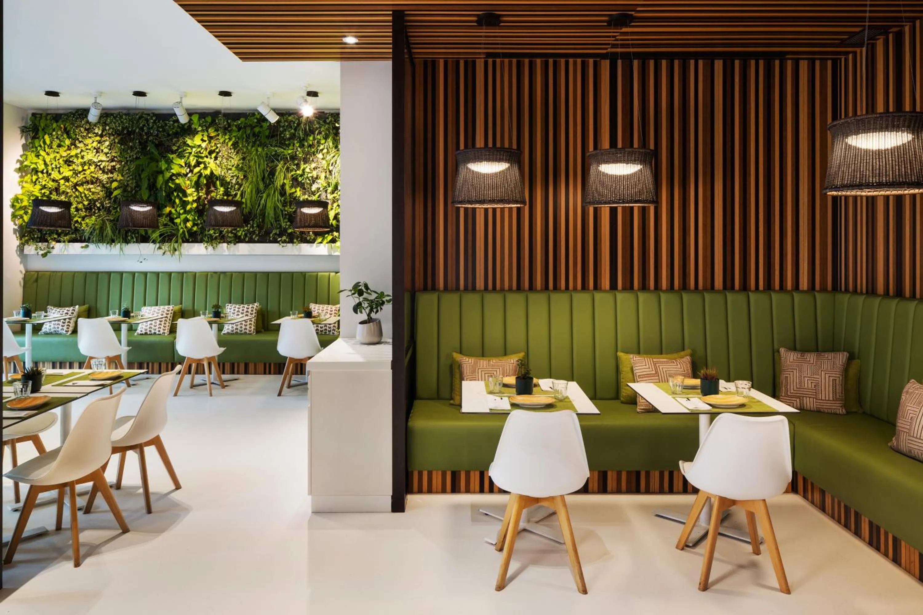 Restaurant/places to eat in Pine Cliffs Suites