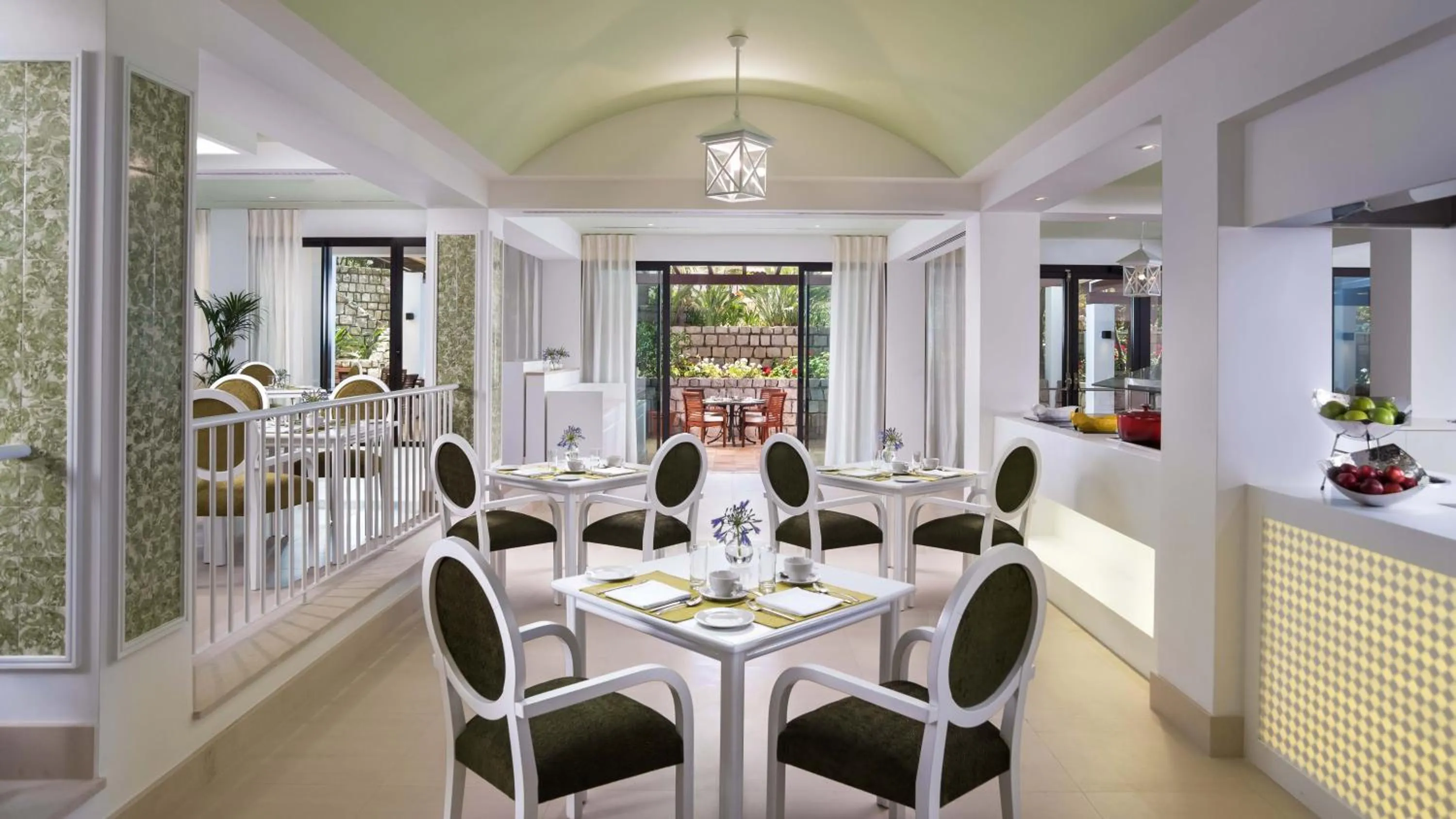 Restaurant/places to eat in Pine Cliffs Suites