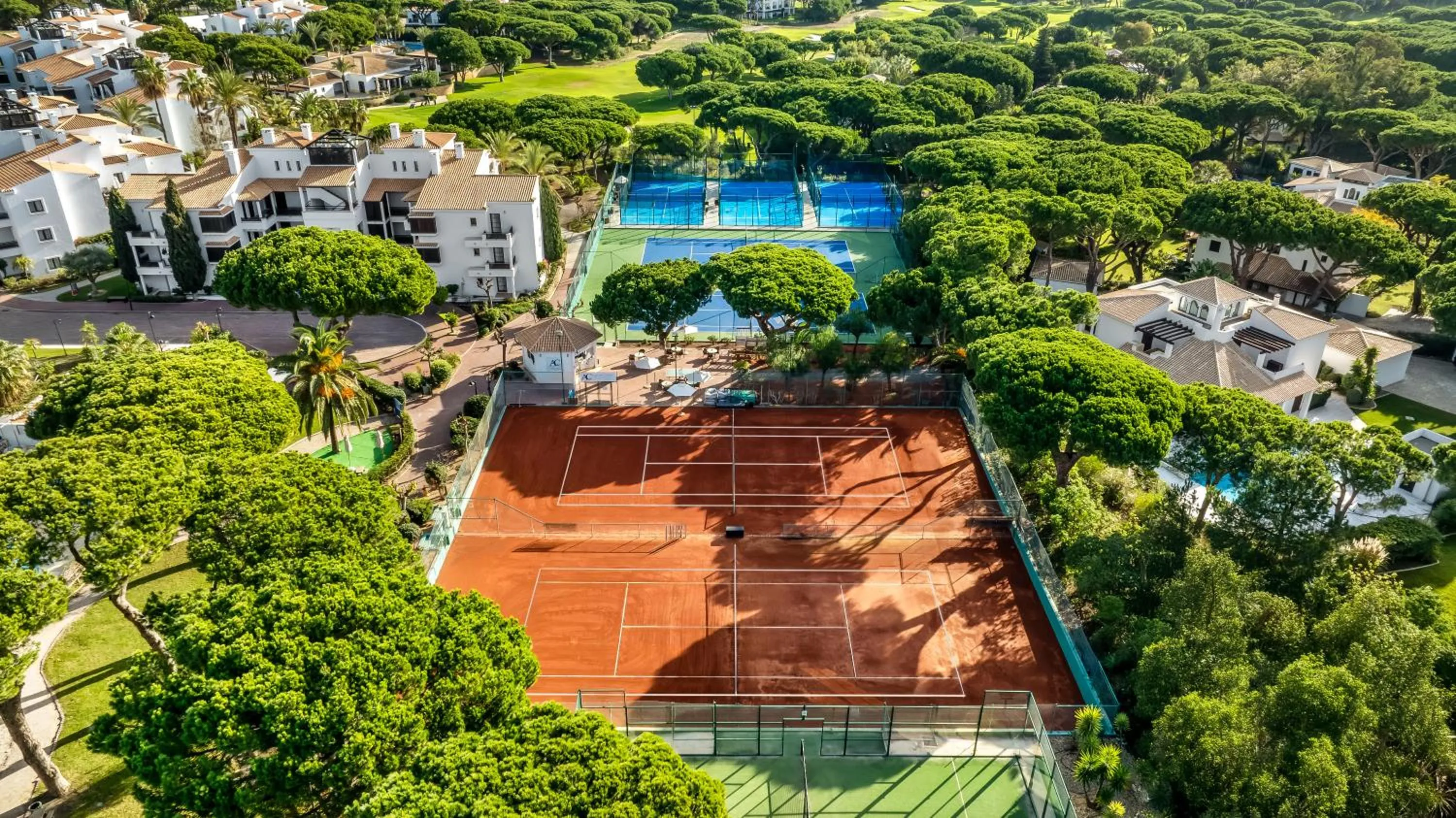 Tennis court in Pine Cliffs Suites