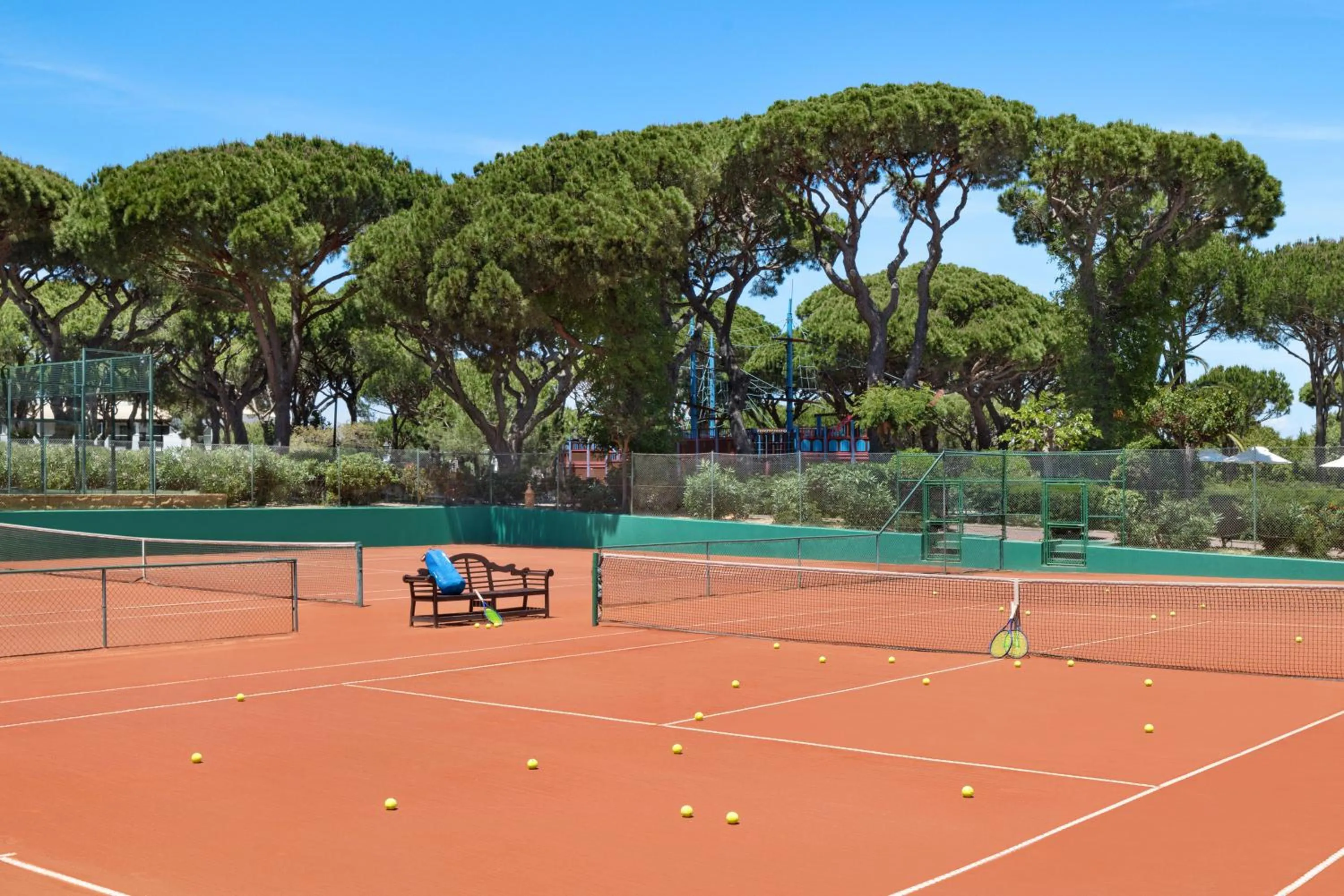 Tennis court in Pine Cliffs Suites