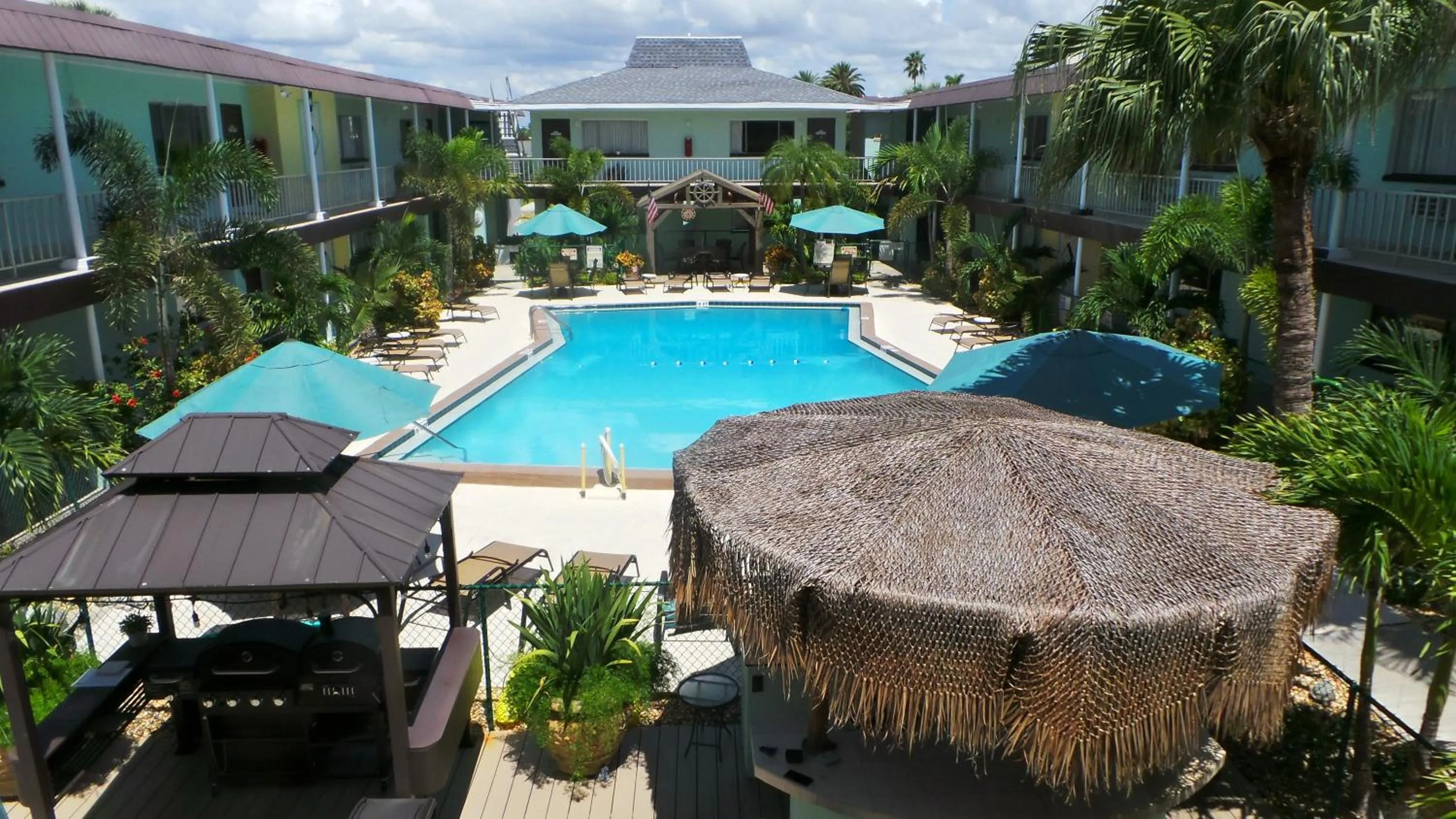 Swimming pool in Island House Resort Hotel