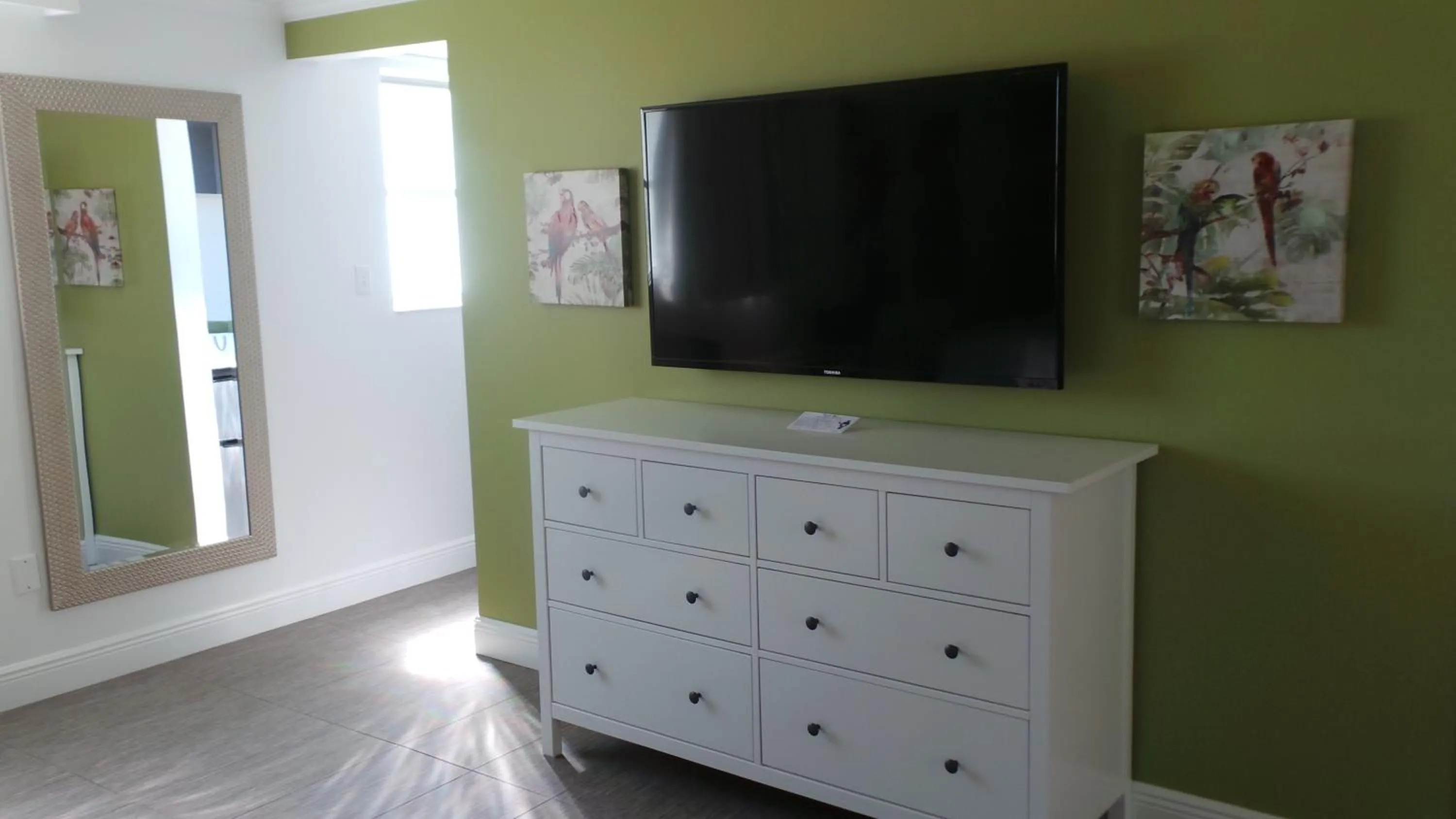 TV and multimedia in Island House Resort Hotel