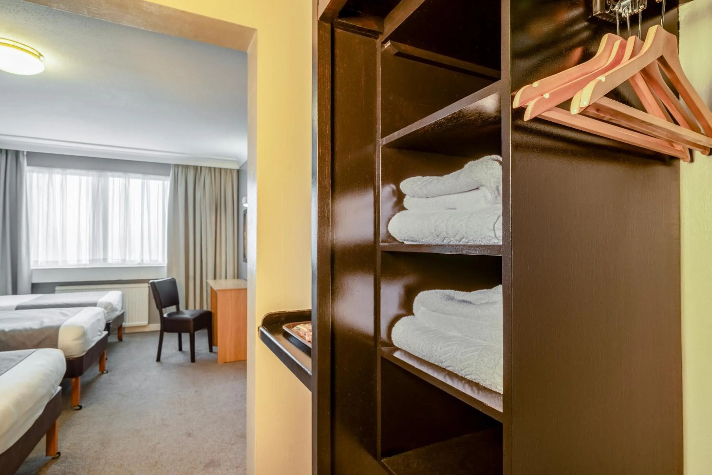 wardrobe, Bed in Airport Hotel Manchester