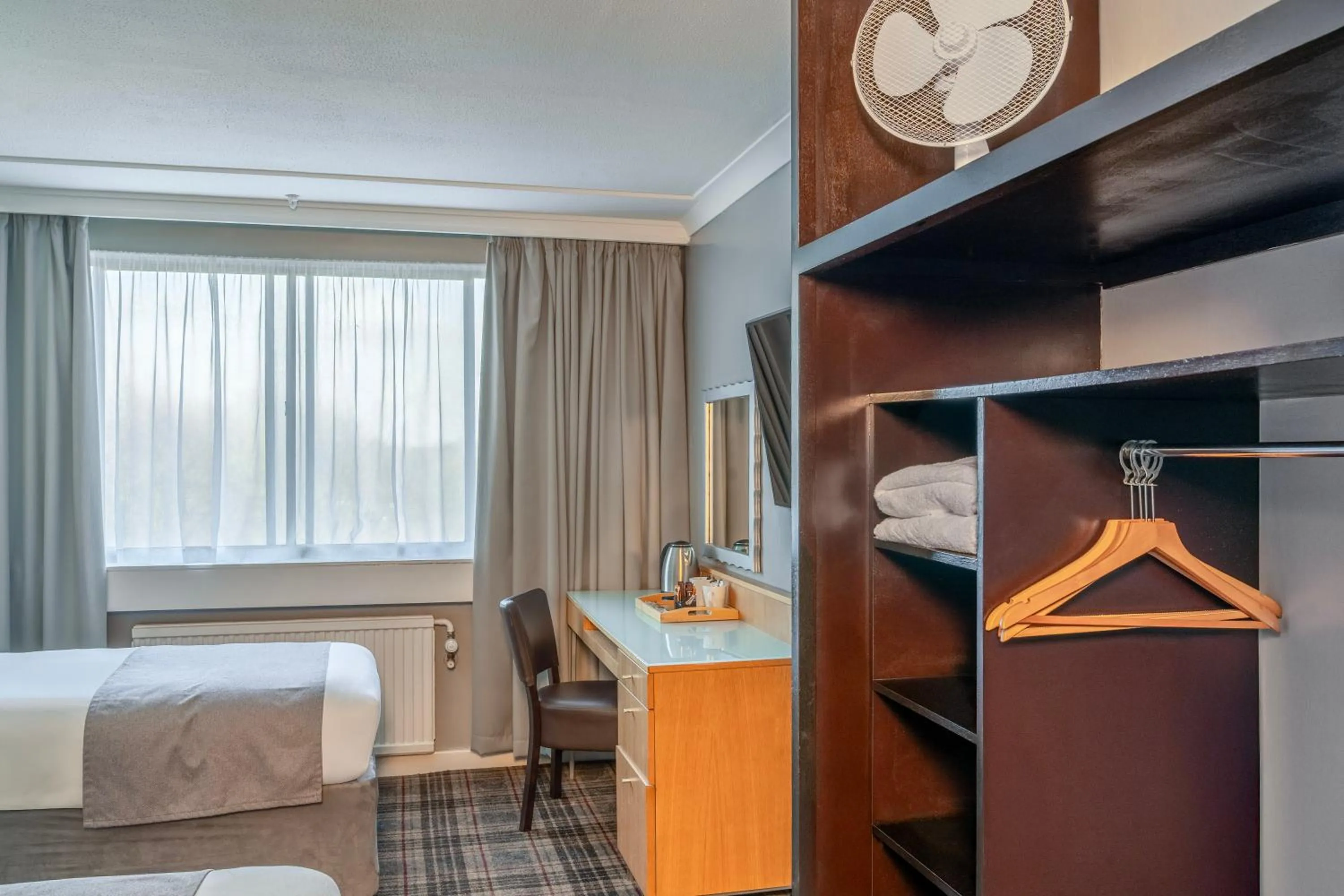 Bedroom, Bed in Airport Hotel Manchester