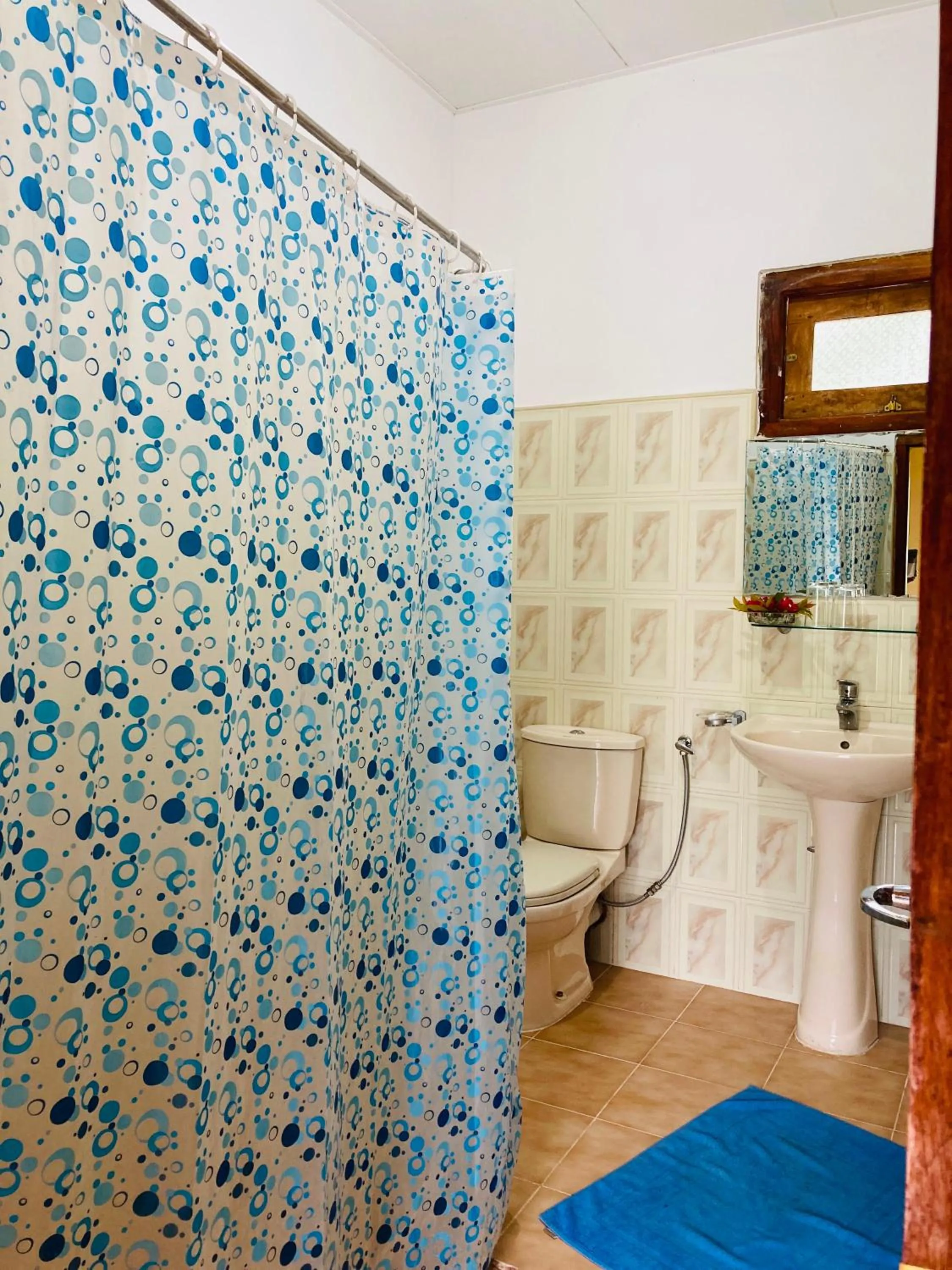 Shower in Rainforest Lodge, Deniyaya singheraja