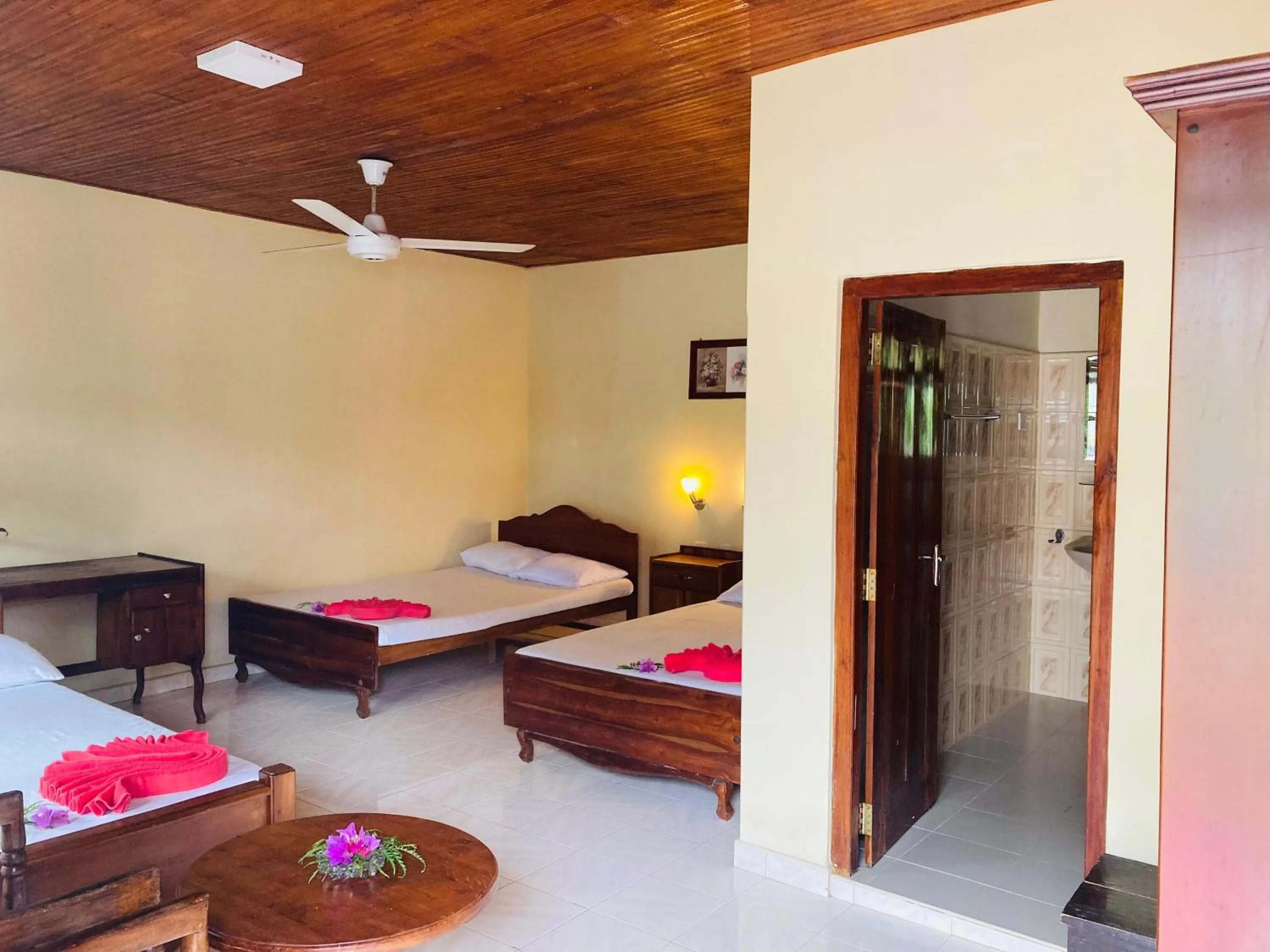 Bed in Rainforest Lodge, Deniyaya singheraja