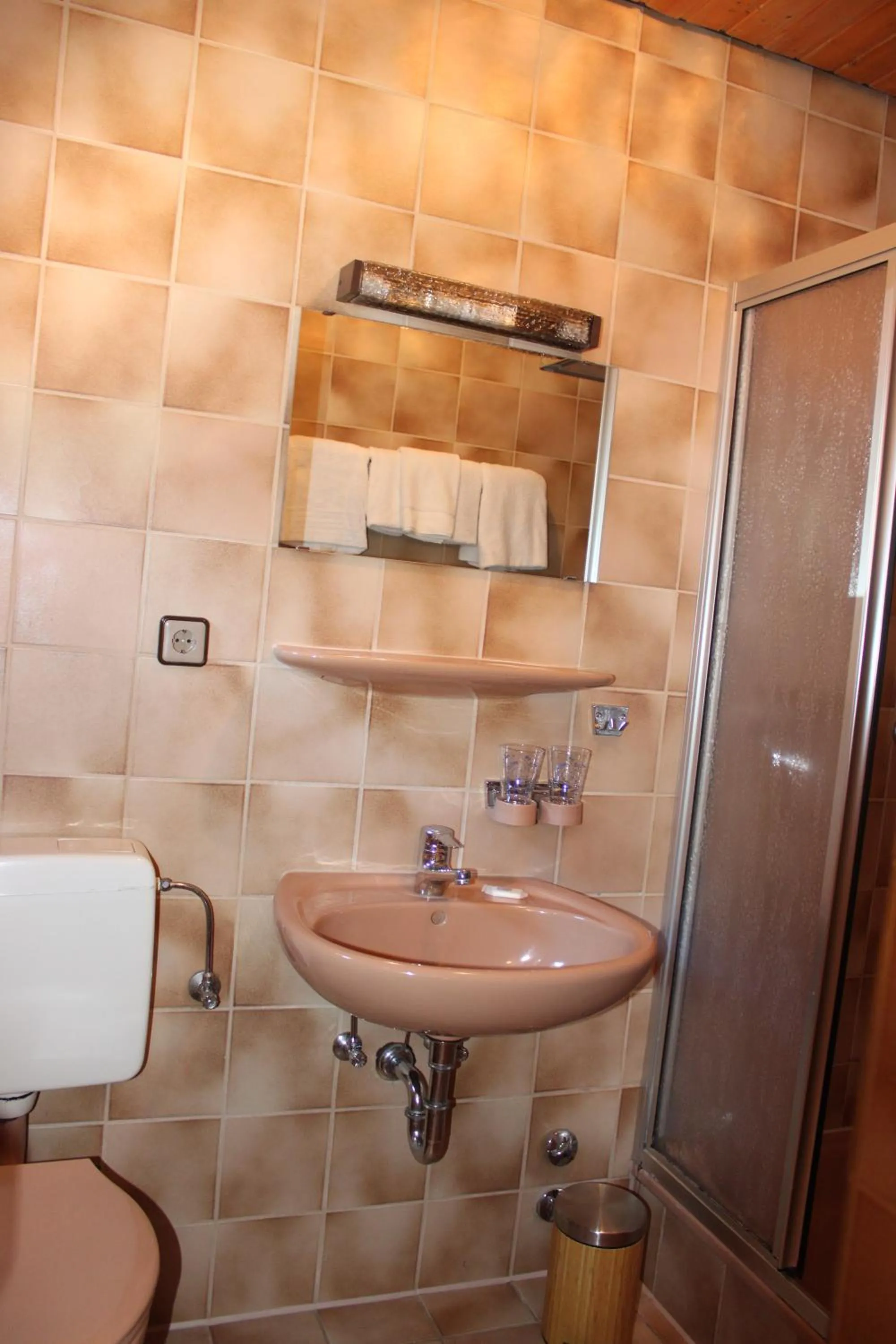 Bathroom in Berggasthof Hoherodskopf