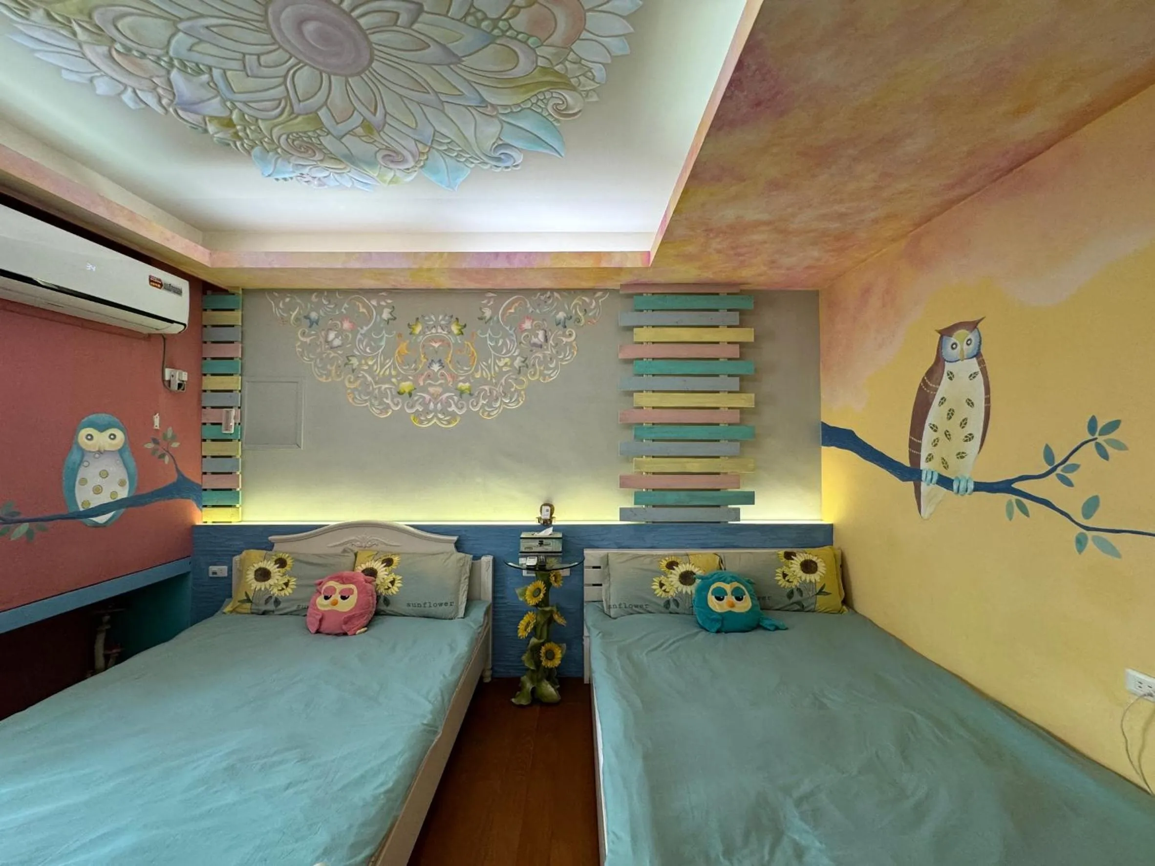 On site, Bed in 3D Sunflower Embossed B&B