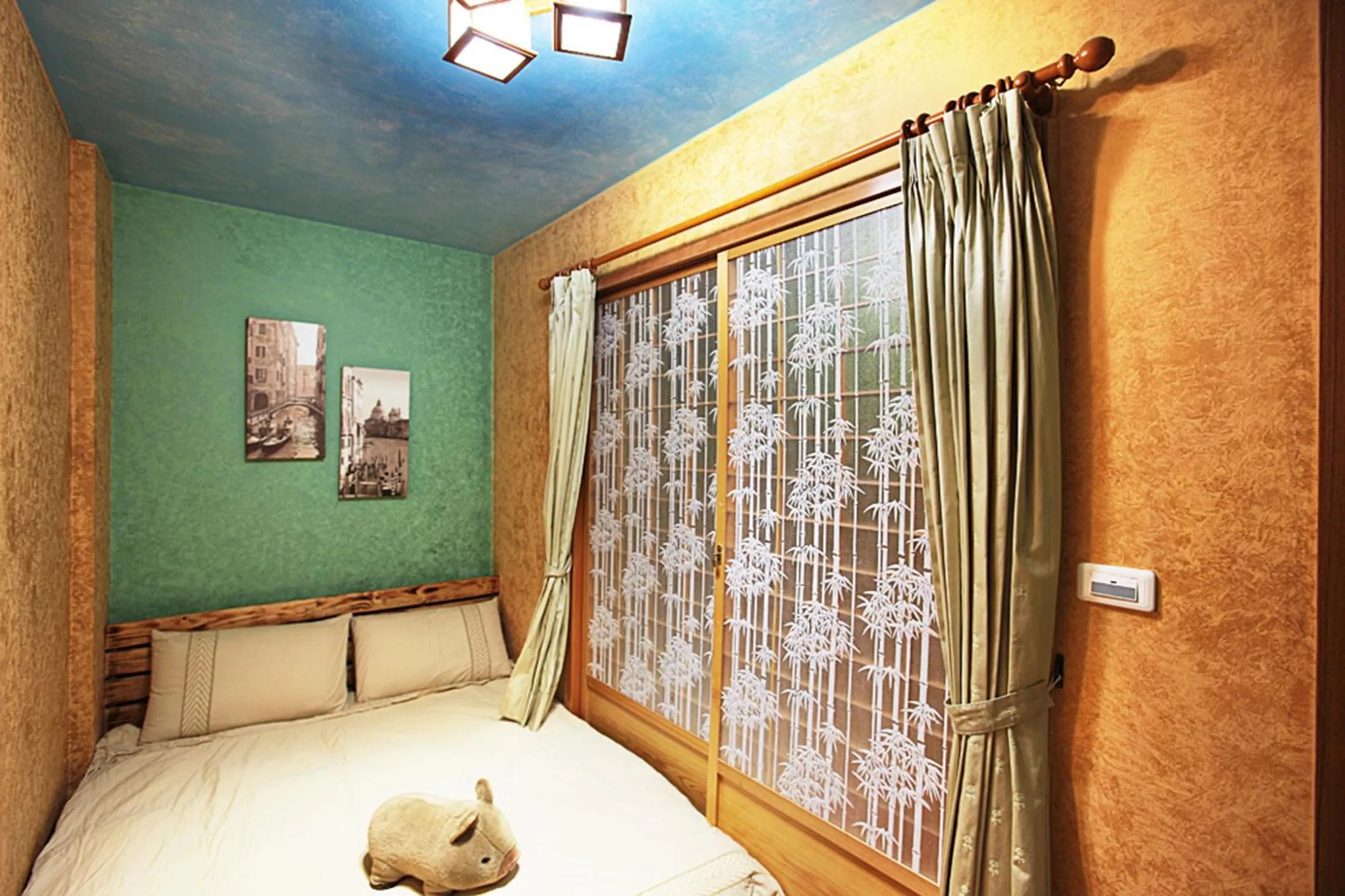 Photo of the whole room, Bed in 3D Sunflower Embossed B&B