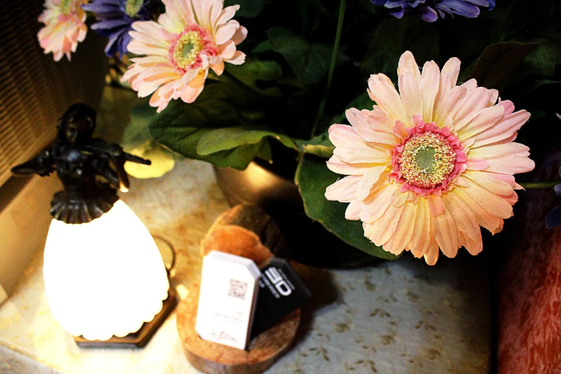 Decorative detail in 3D Sunflower Embossed B&B