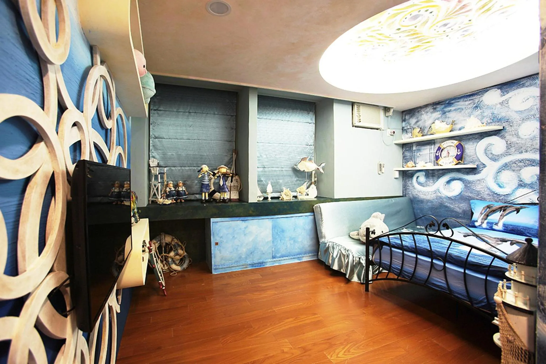 Photo of the whole room, Bed in 3D Sunflower Embossed B&B