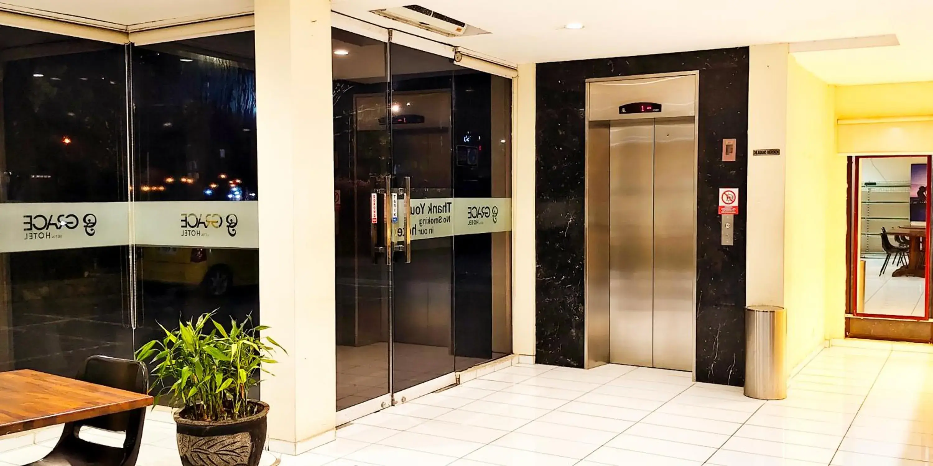 Facade/entrance in Grace Setia Hotel Facade/entrance in Grace Setia Hotel