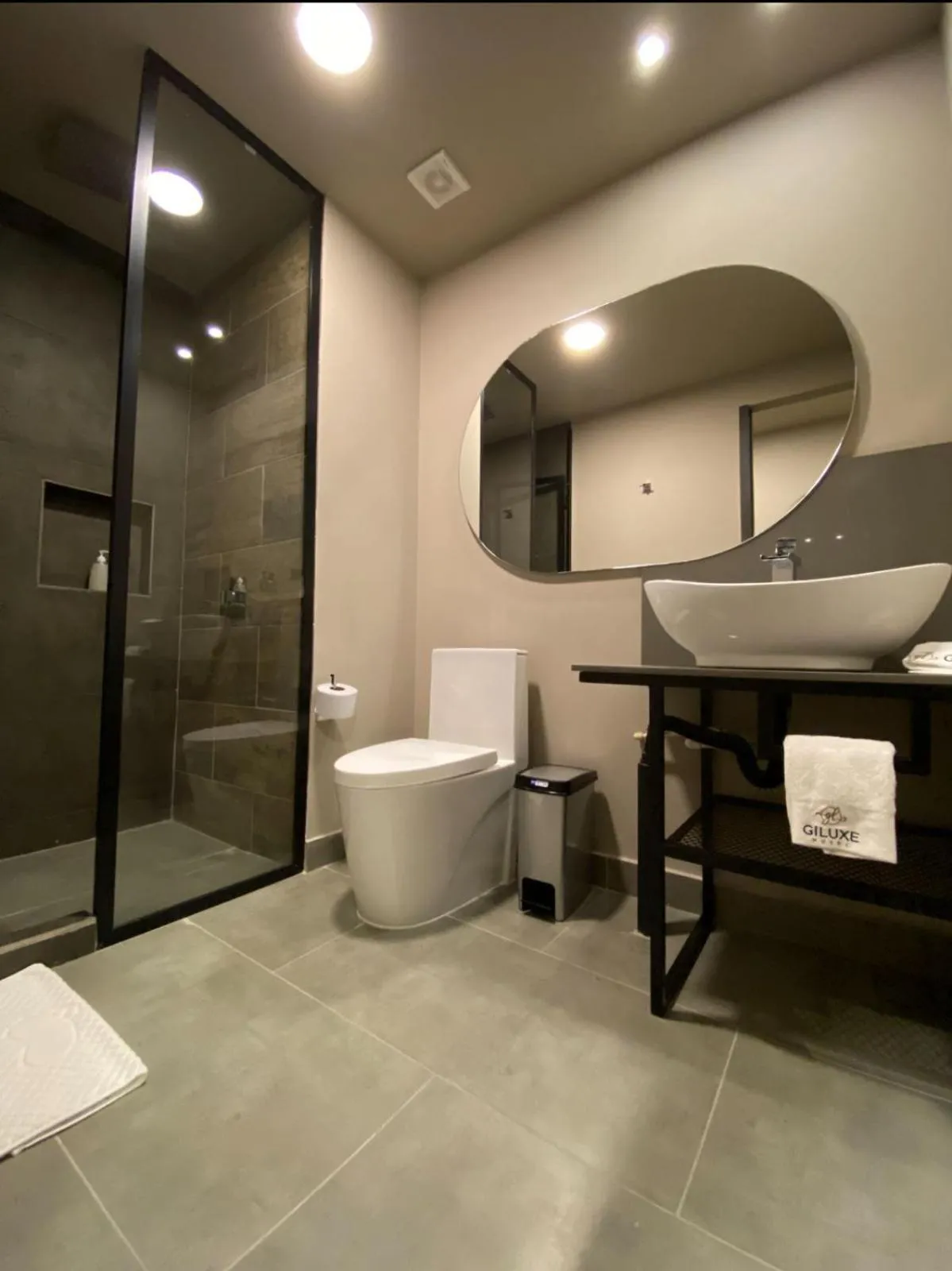 Bathroom in Giluxe Hotel