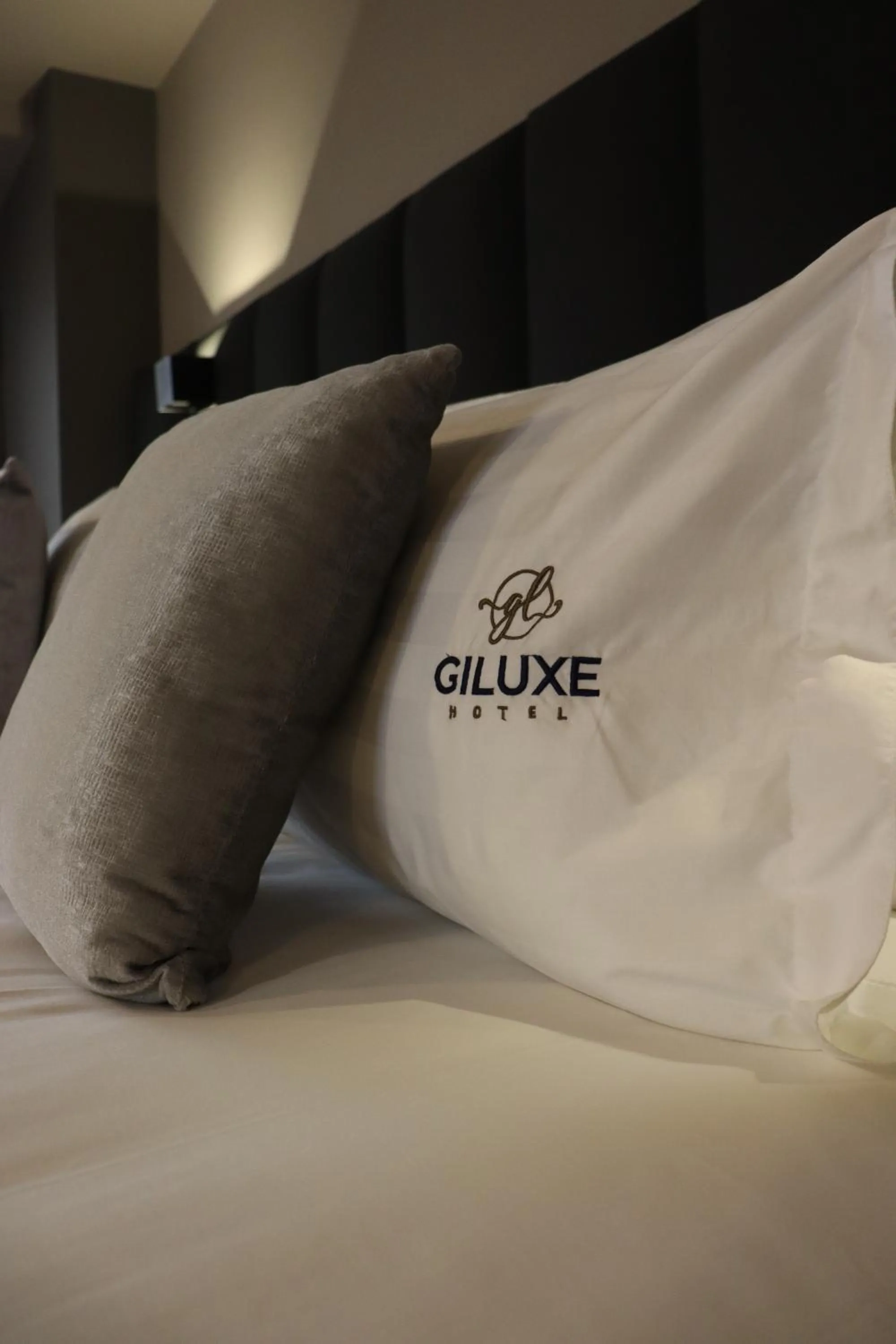 Bed in Giluxe Hotel