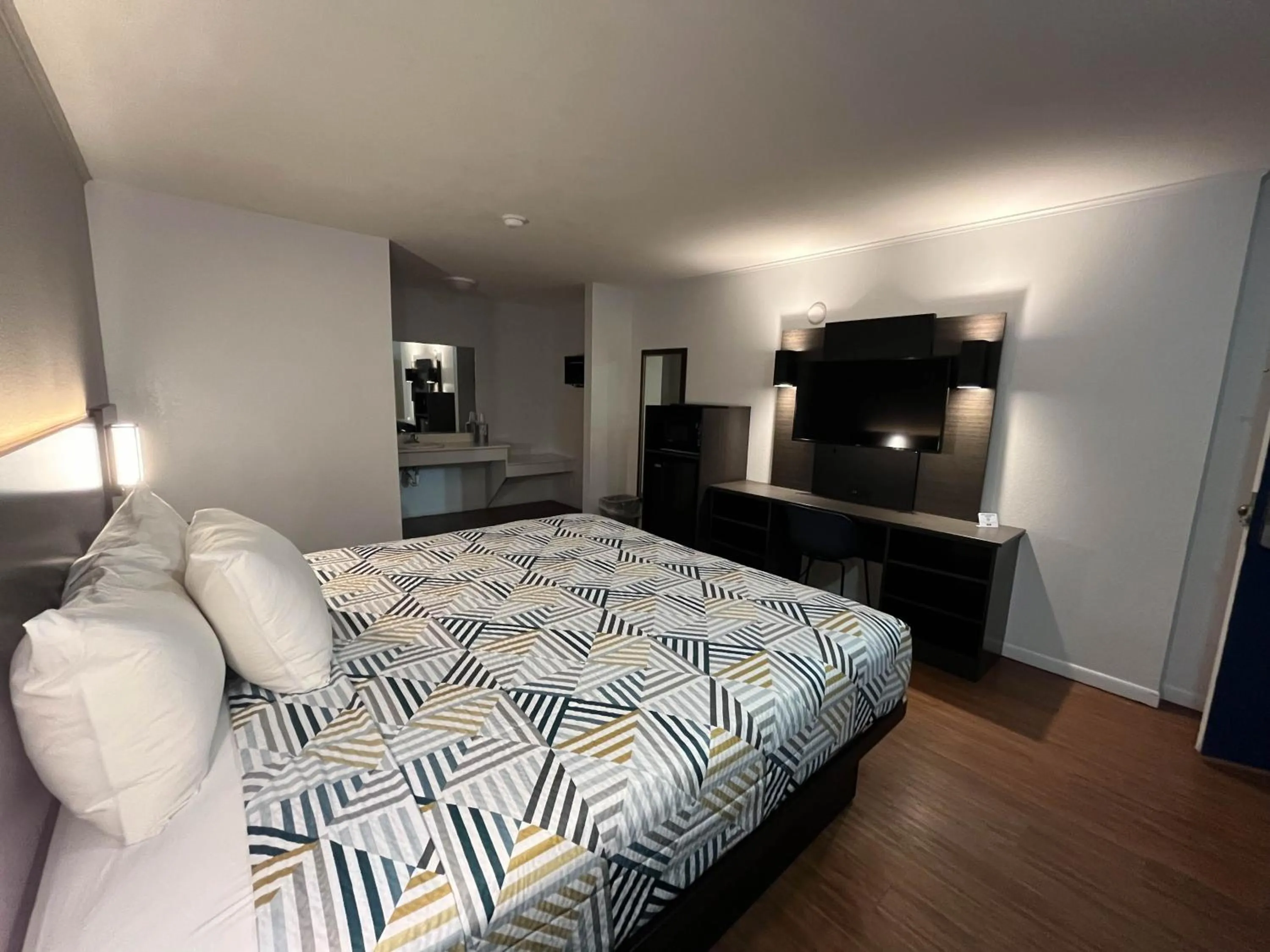 Bedroom, Bed in Motel 6 Junction, TX Llano River