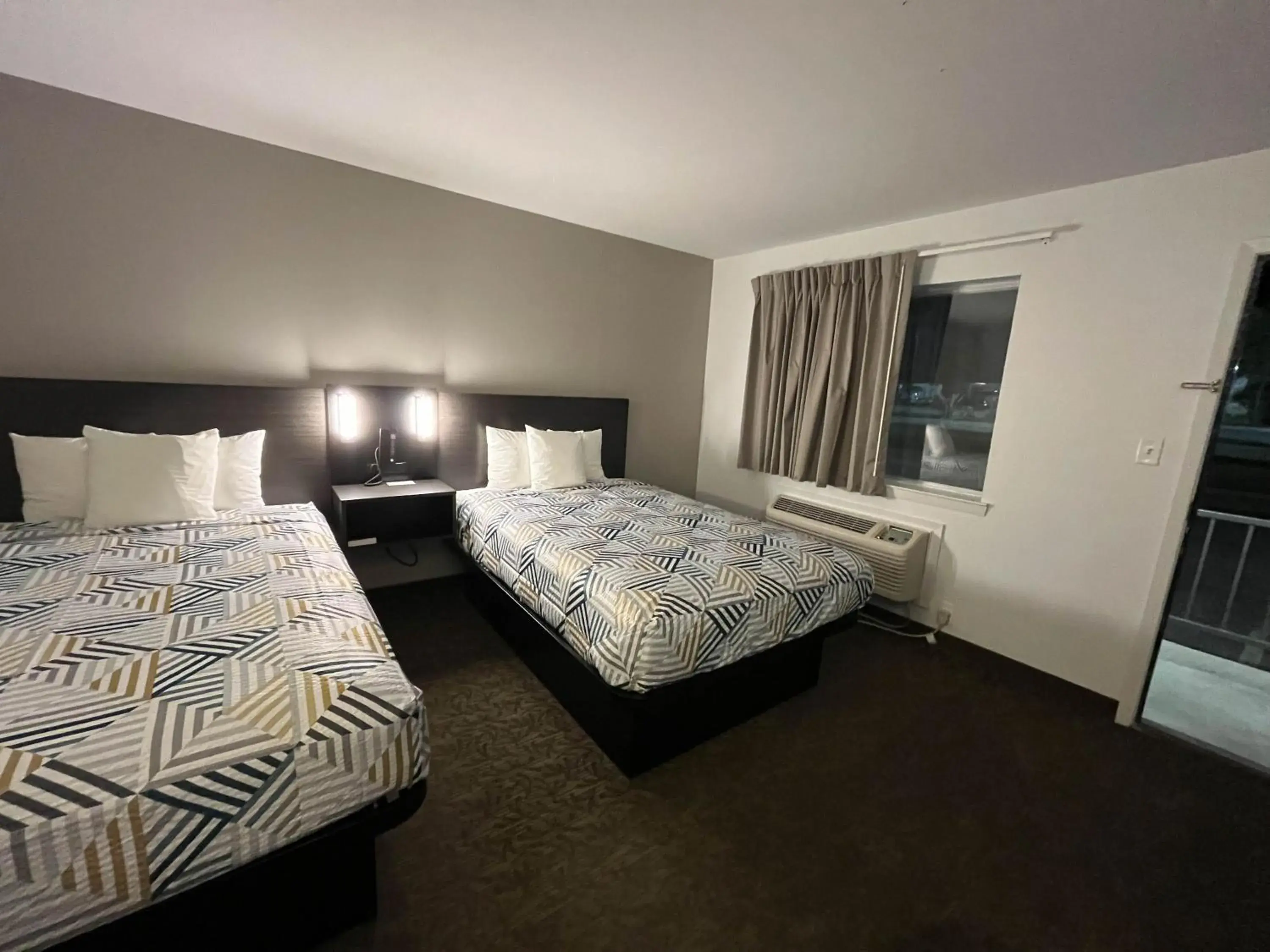 King Room with Roll-in Shower - Disability Access - Non-Smoking in Motel 6 Junction, TX Llano River King Room with Roll-in Shower - Disability Access - Non-Smoking in Motel 6 Junction, TX Llano River