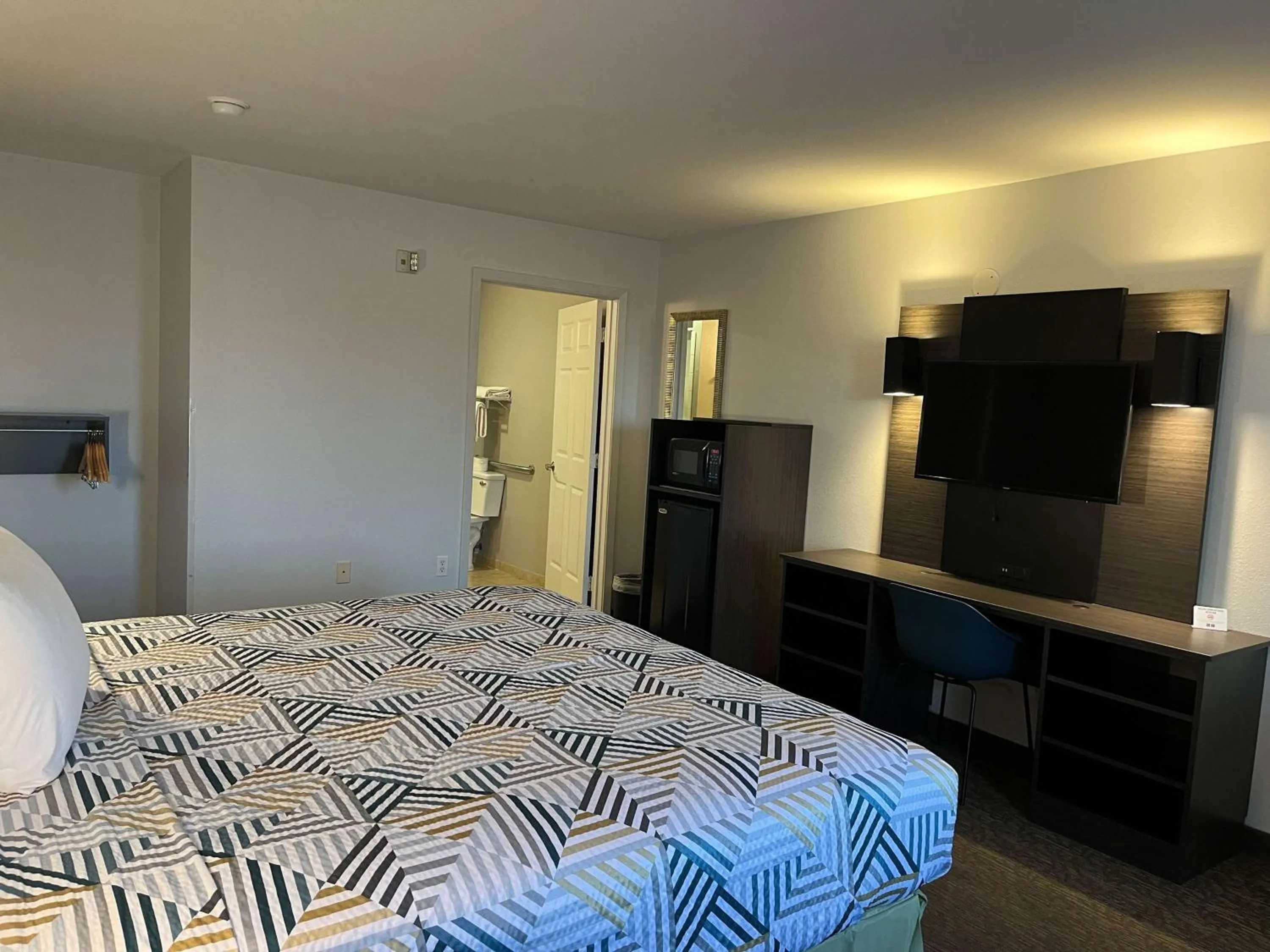 Bedroom, Bed in Motel 6 Junction, TX Llano River